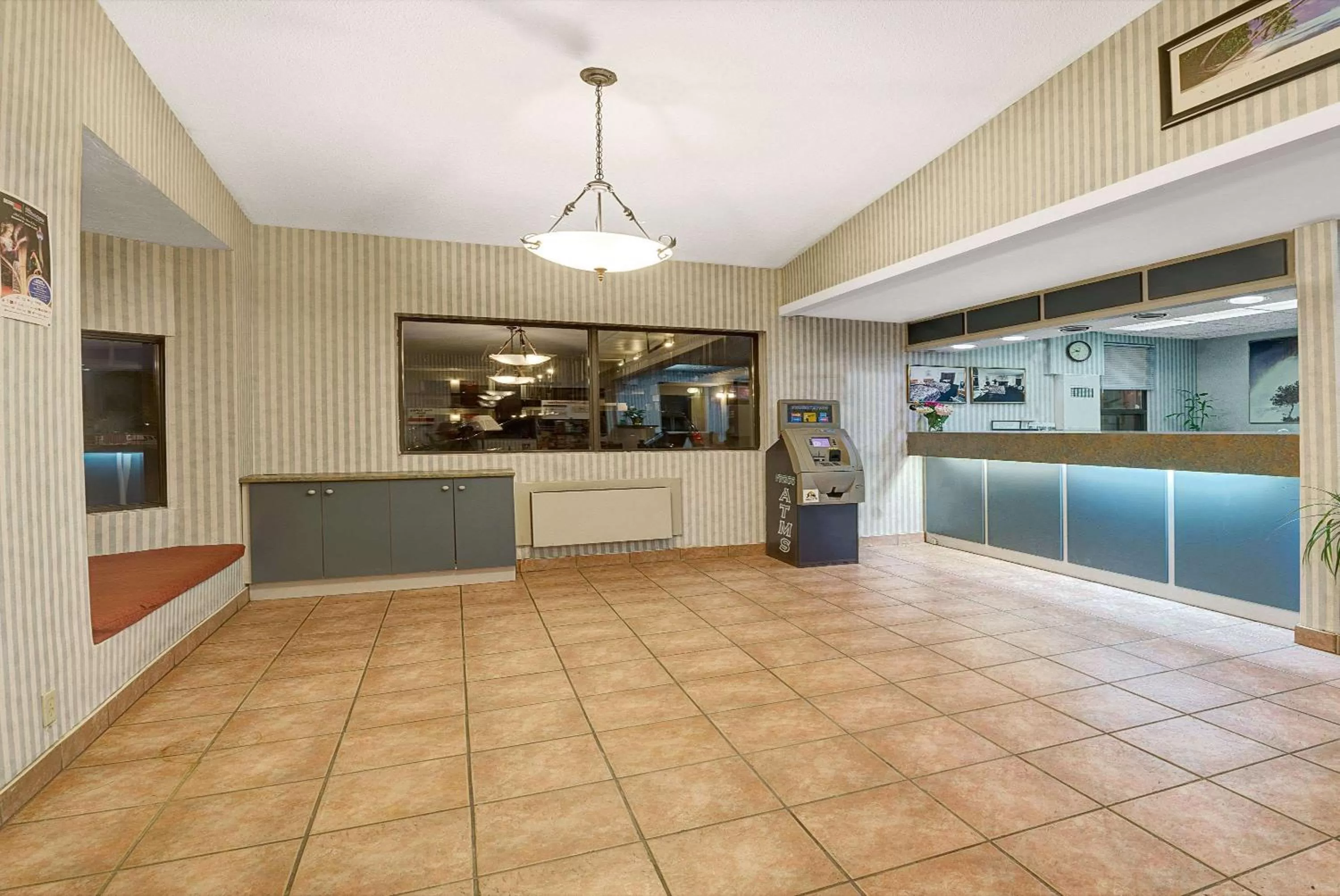 Lobby or reception in Super 8 by Wyndham Niagara Falls North