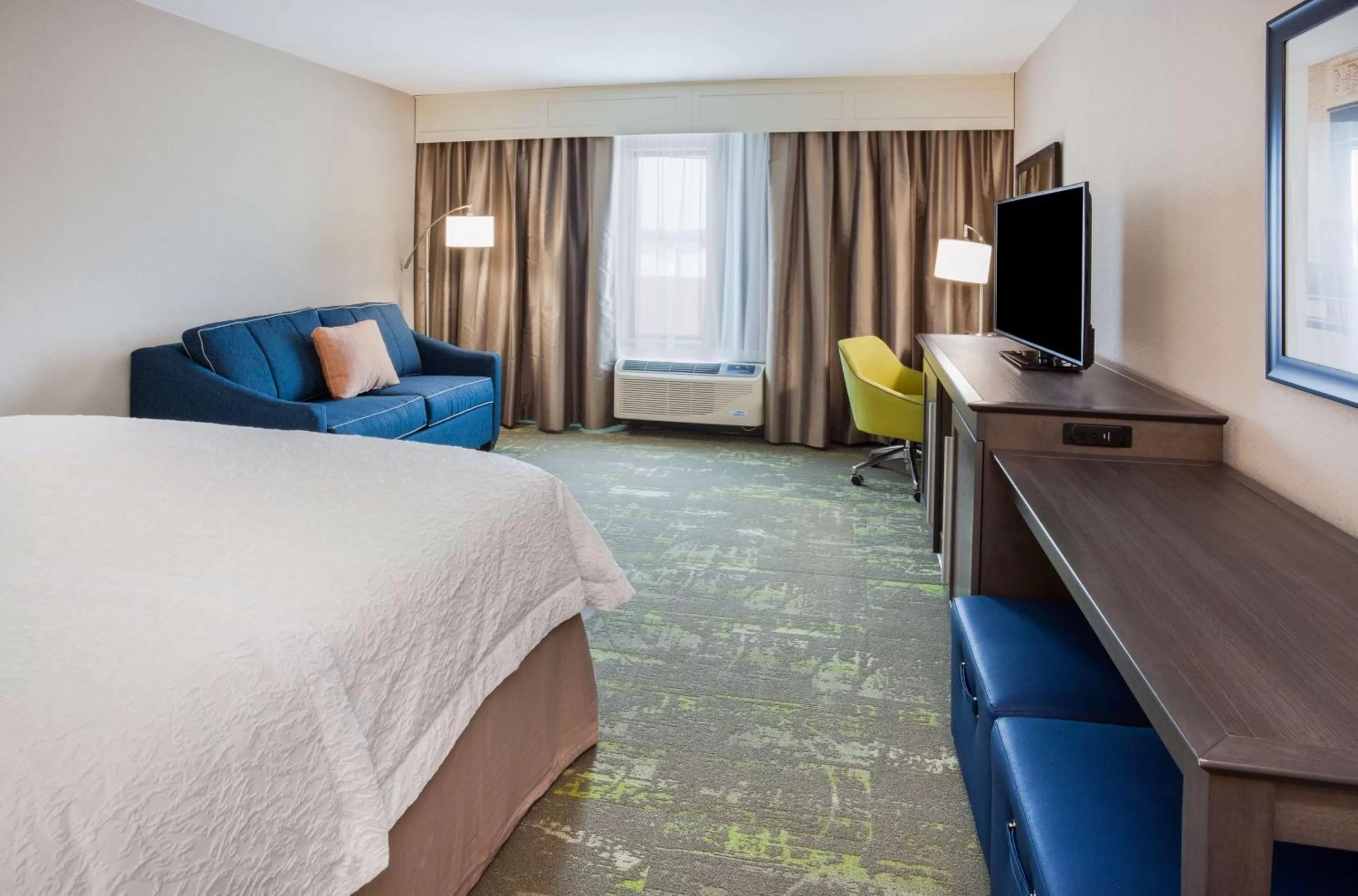 Bed in Hampton Inn & Suites Sioux City South, IA