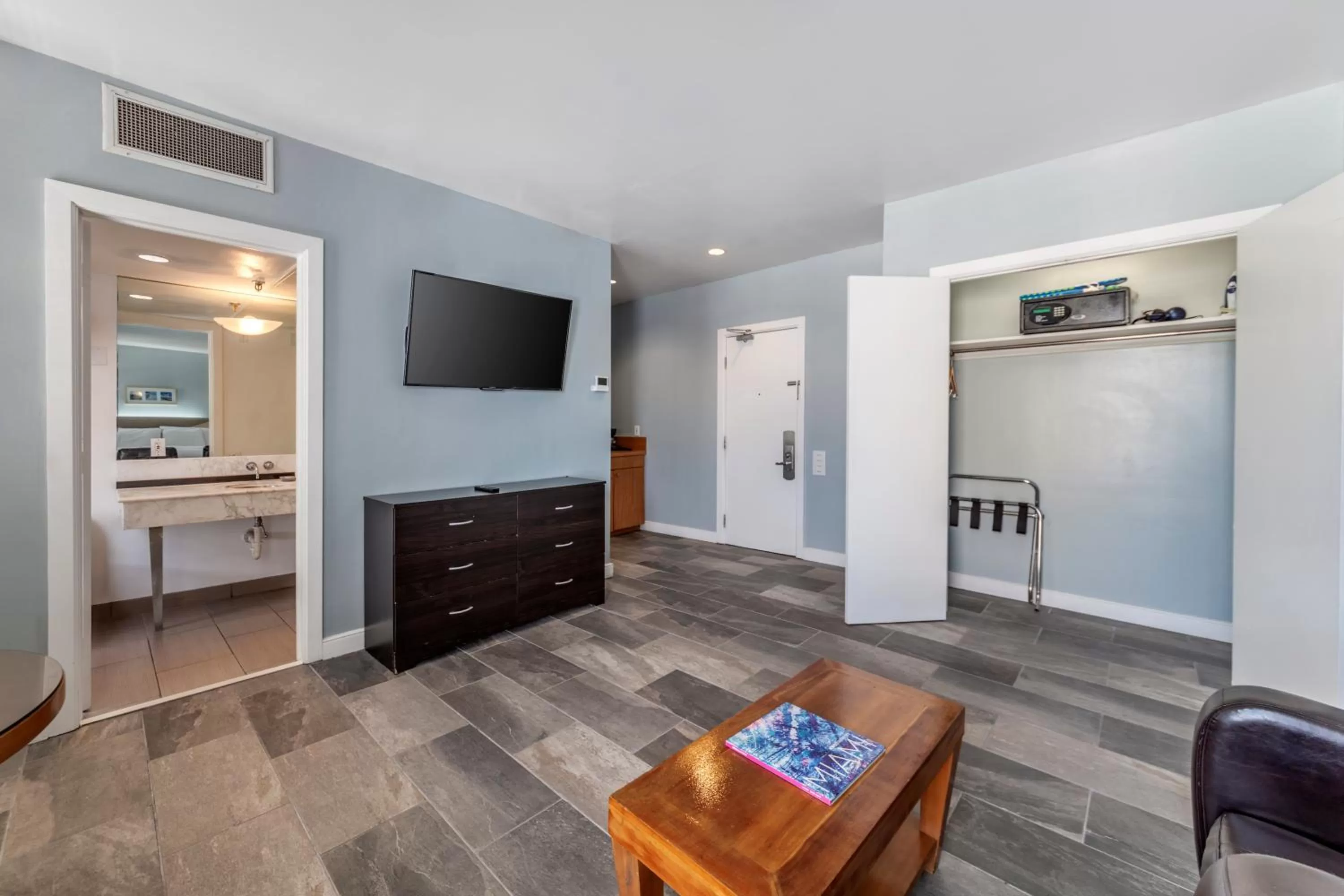 Seating area, TV/Entertainment Center in La Flora by LuxUrban