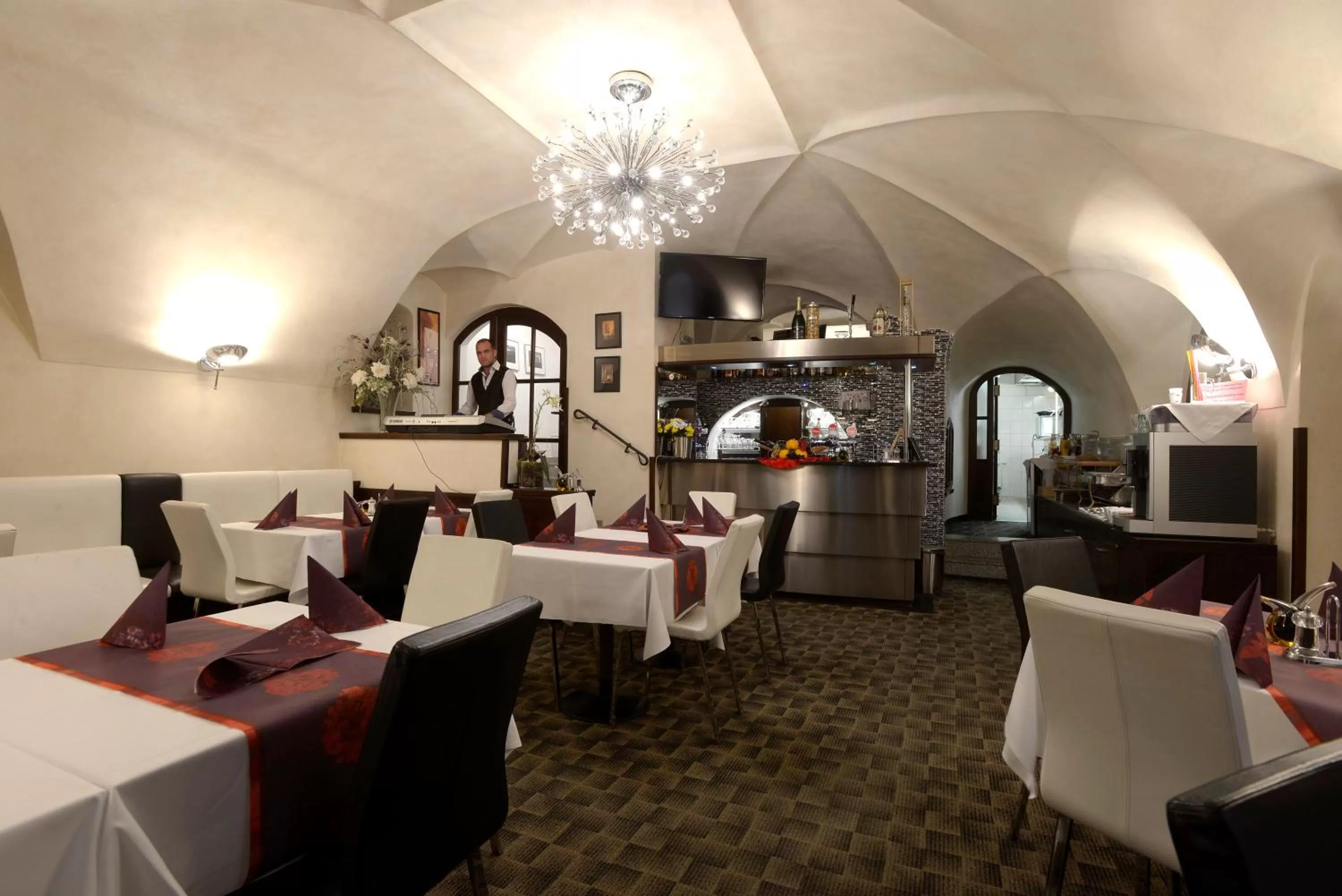 Restaurant/places to eat in Hotel Grand