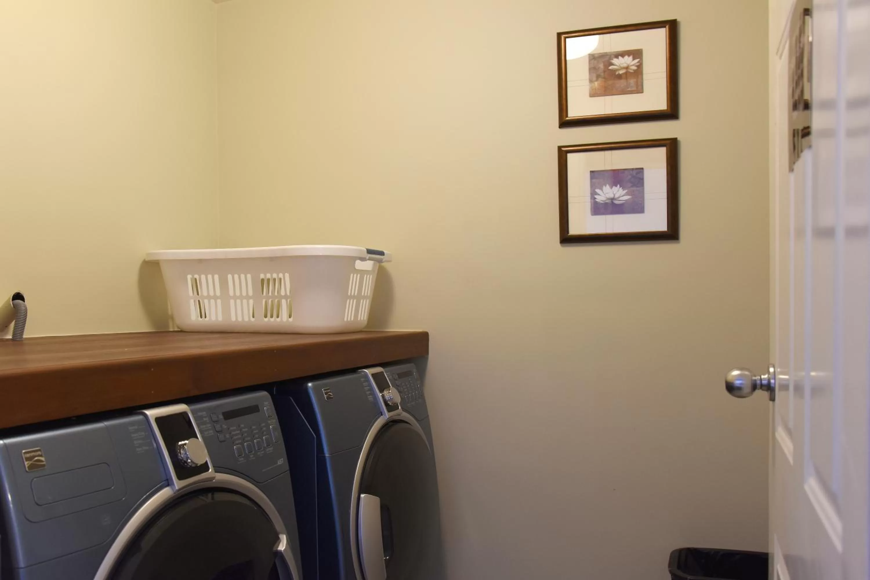 Area and facilities in Gibsons Garden Hotel