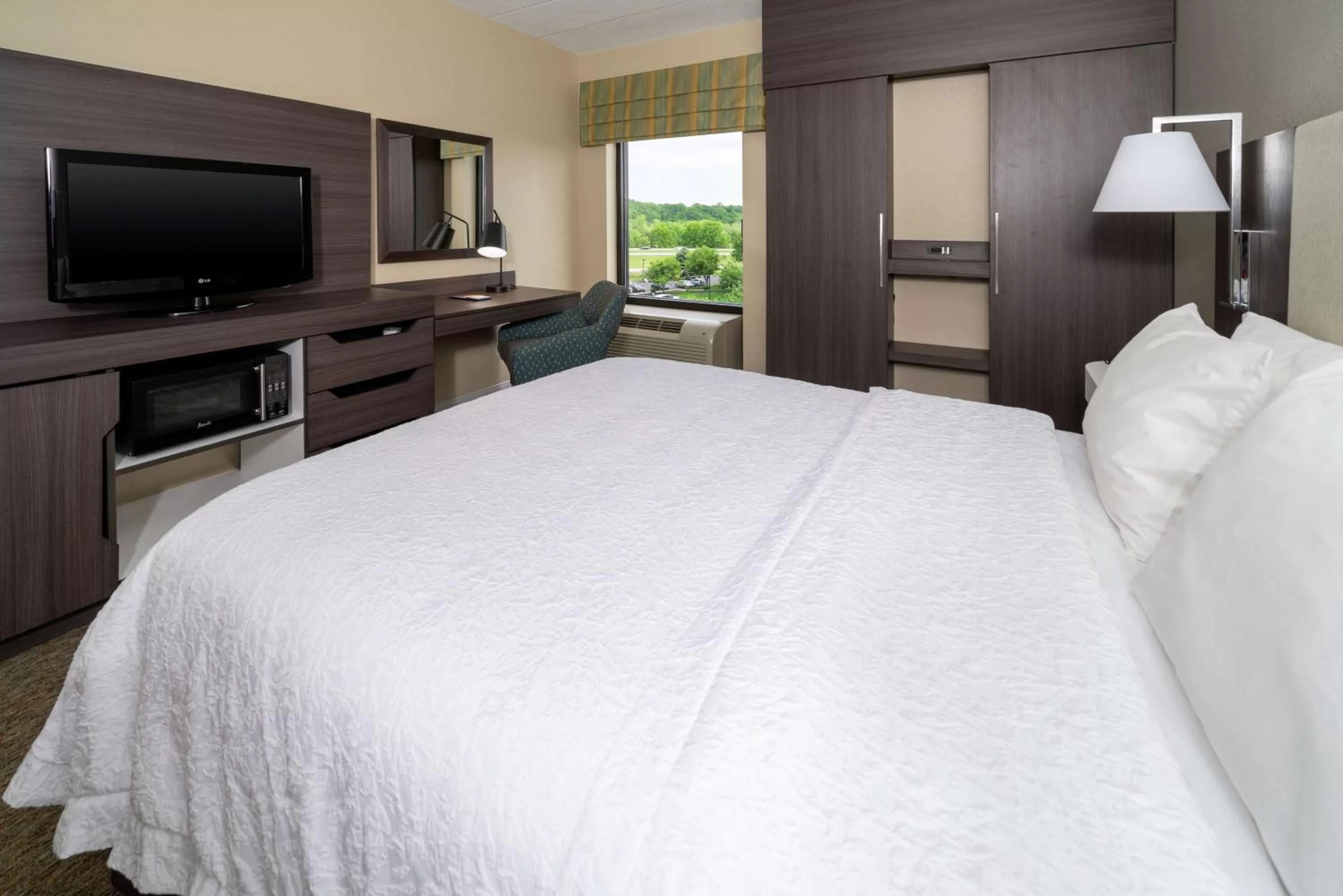 Bedroom, Bed in Hampton Inn & Suites Valley Forge/Oaks