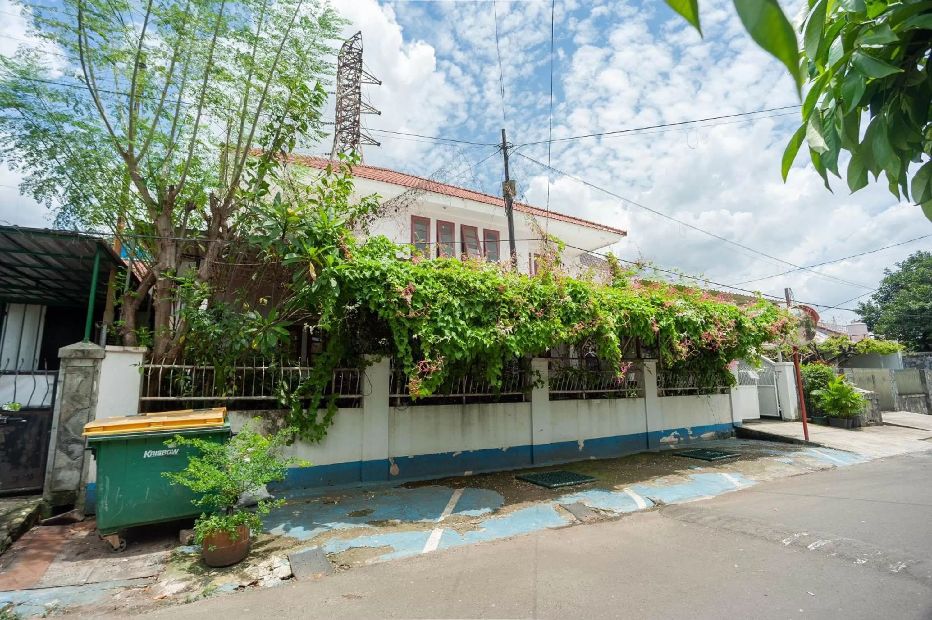 Property building in RedDoorz Syariah near PGC Cililitan