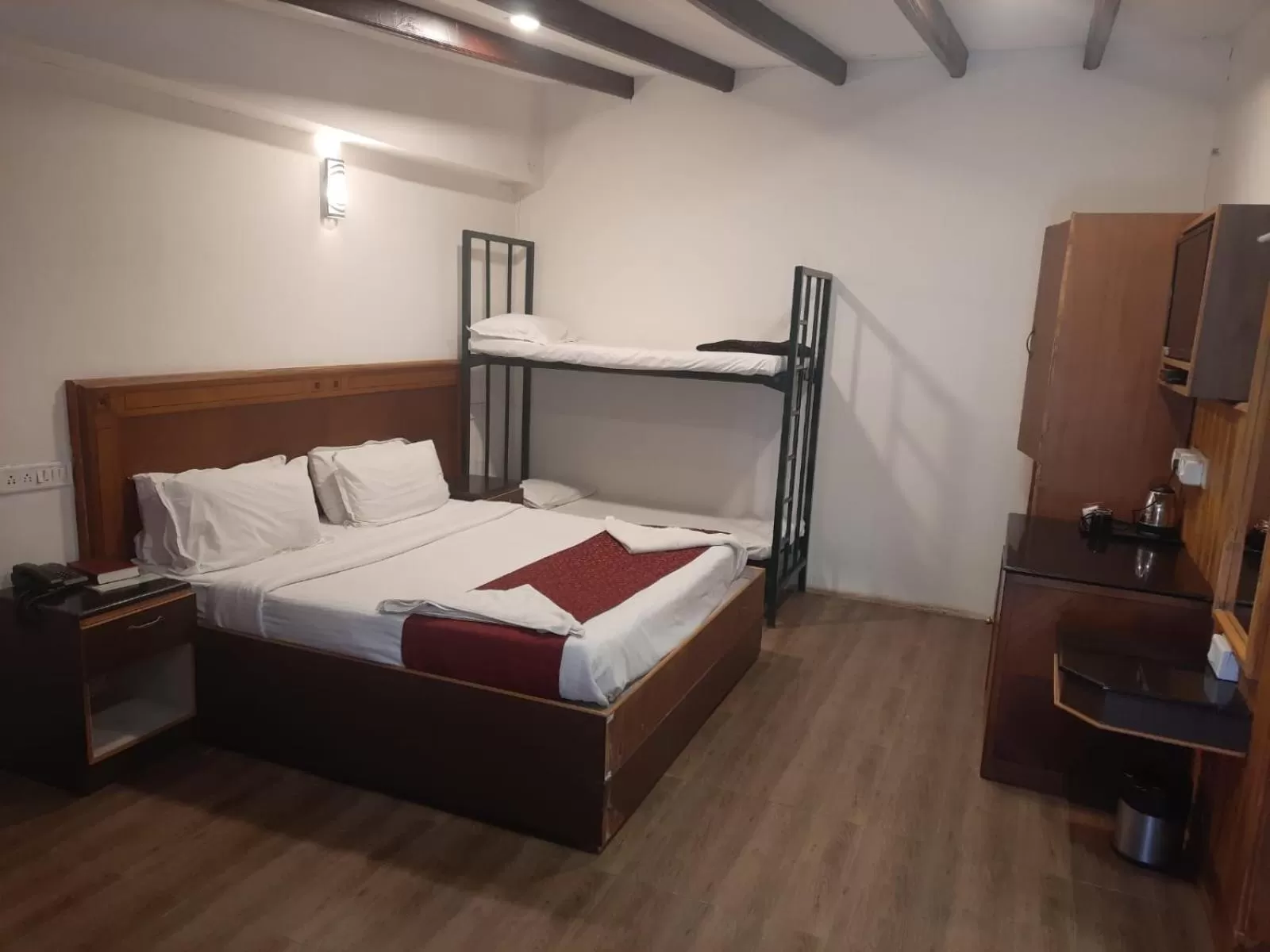 Family, Bed in Pine Borough Inn