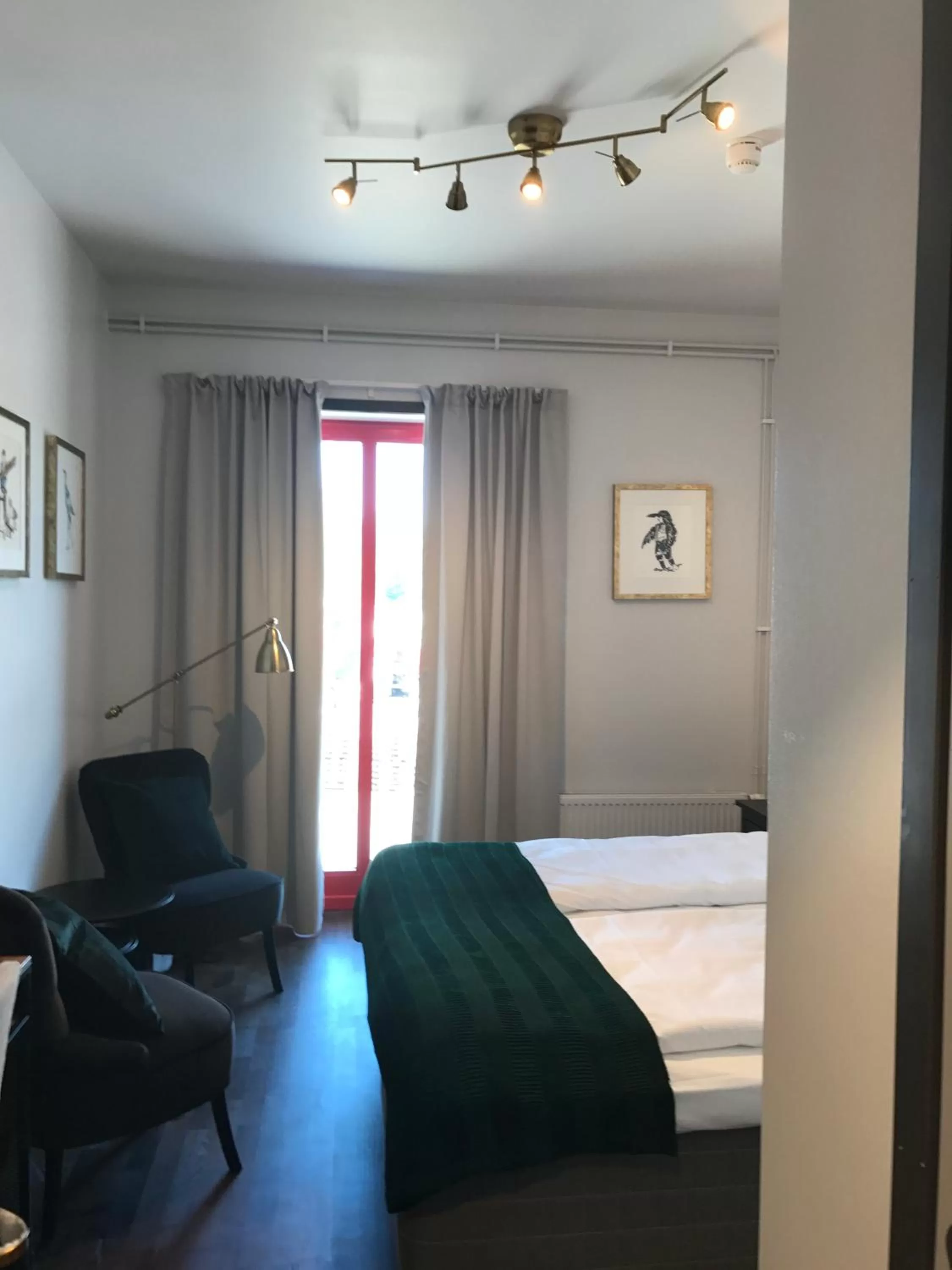 Photo of the whole room, Bed in Rasta Grums