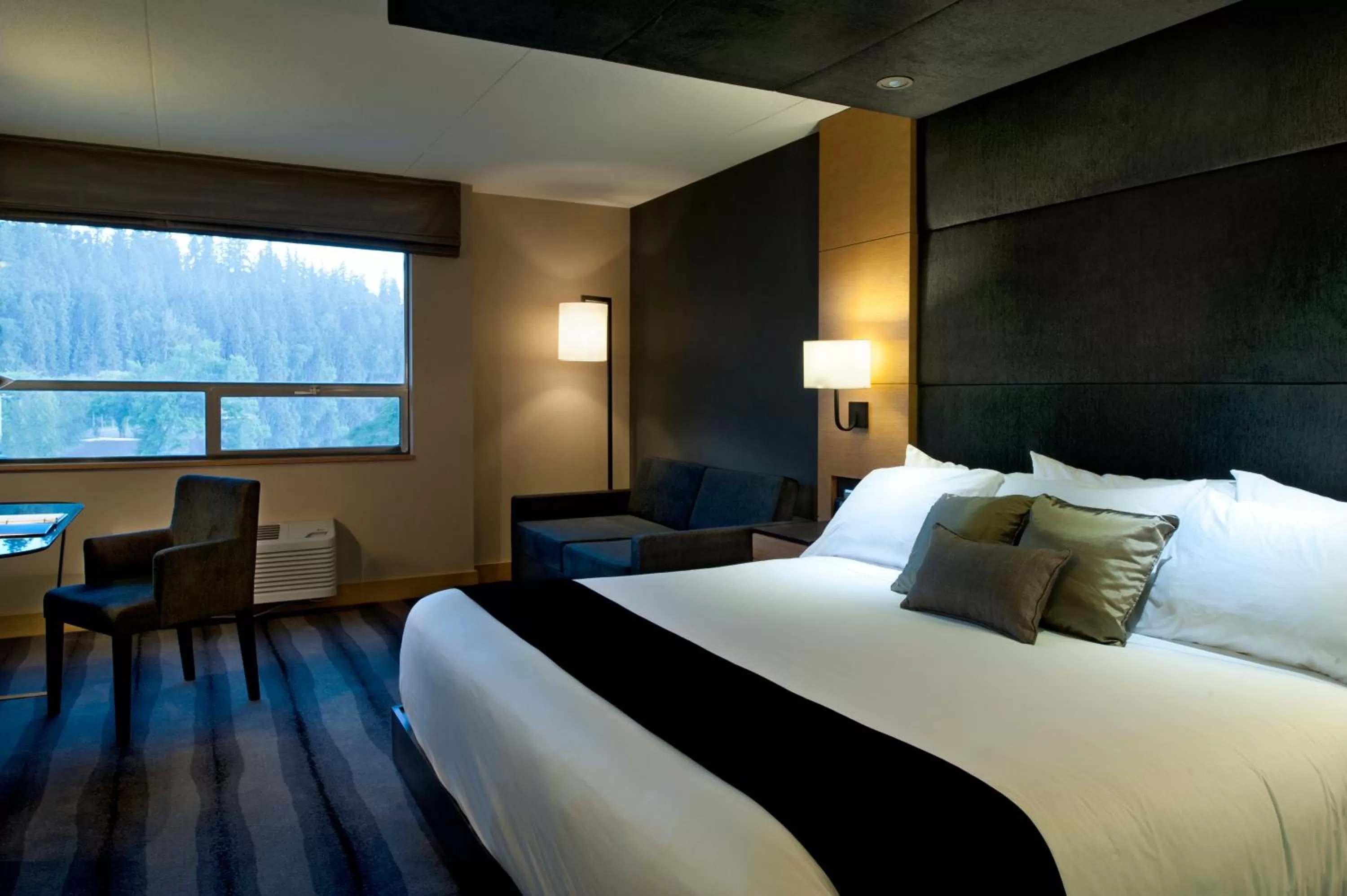 Bedroom, Bed in Ramada Plaza by Wyndham Prince George