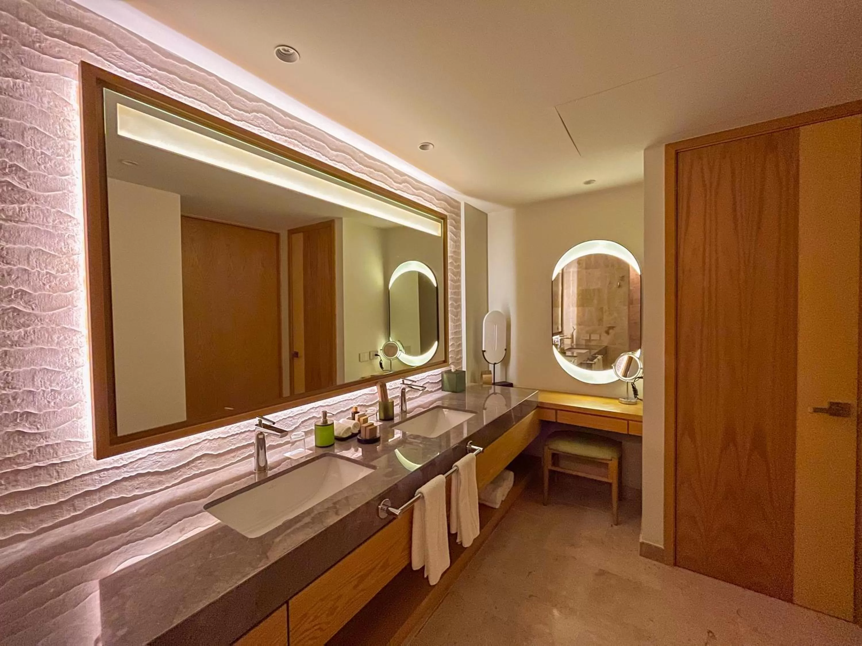Bathroom, Bed in Haven Riviera Cancun - All Inclusive - Adults Only