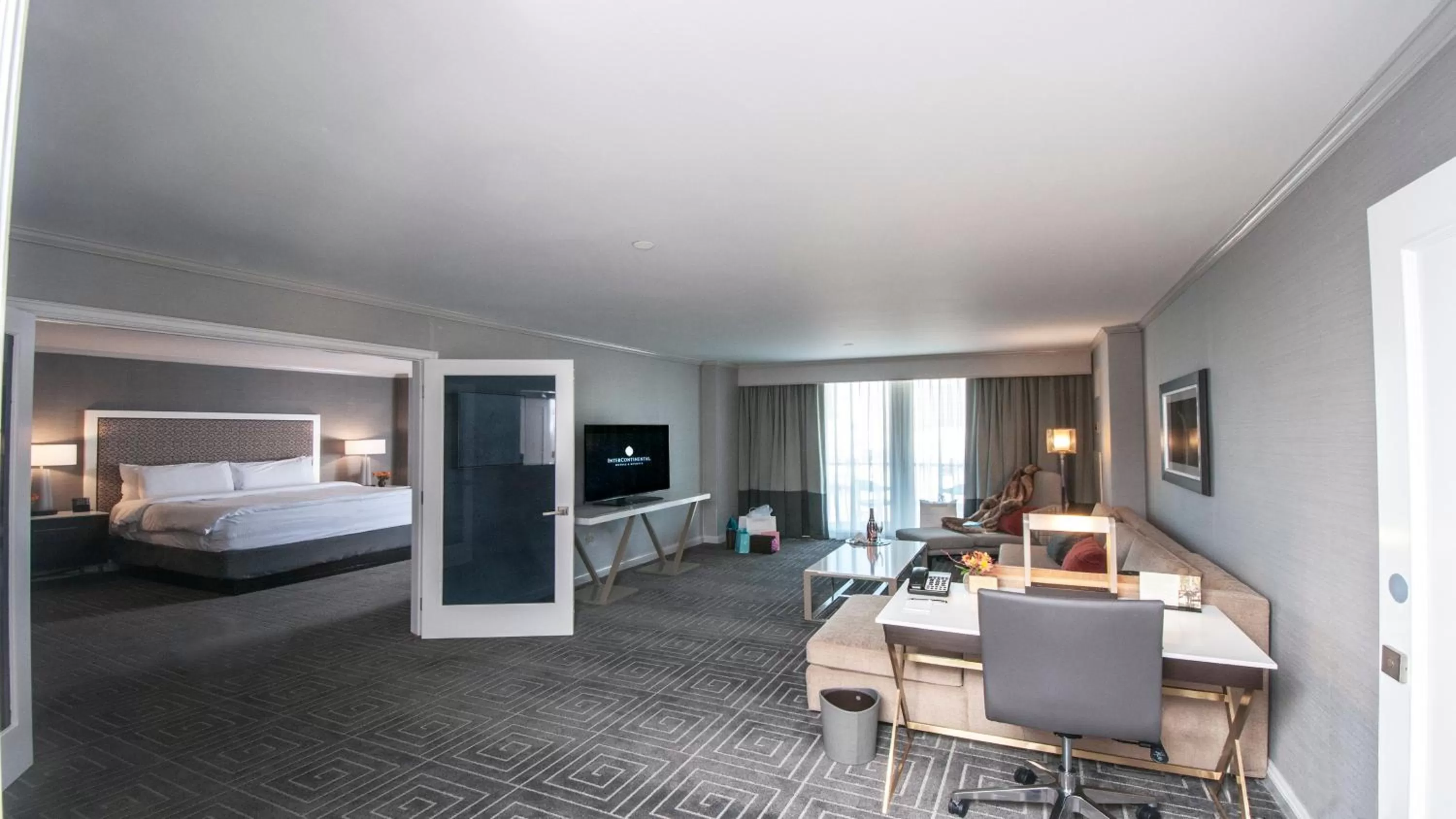 Photo of the whole room, Bed in InterContinental Kansas City at the Plaza by IHG