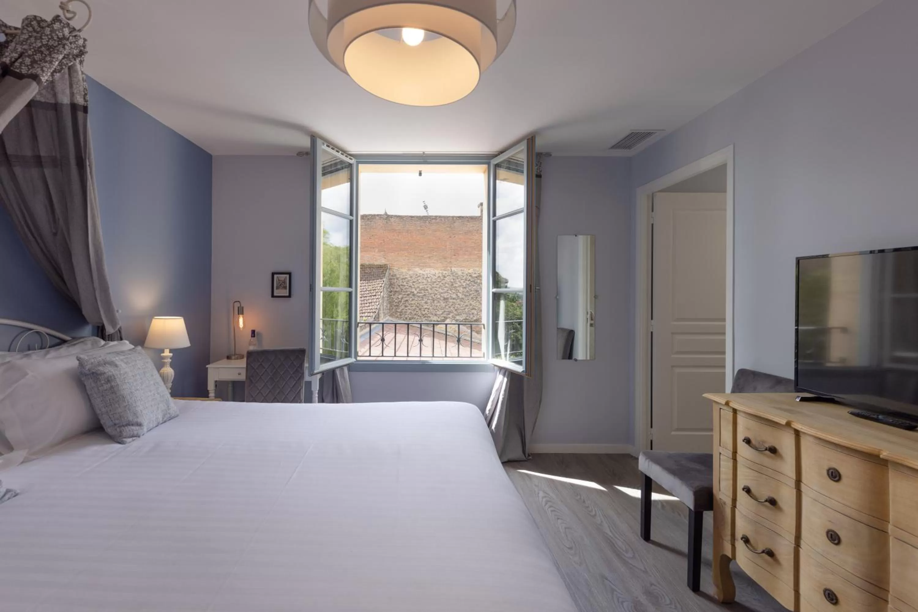 View (from property/room), Bed in Hôtel-Restaurant des Augustins