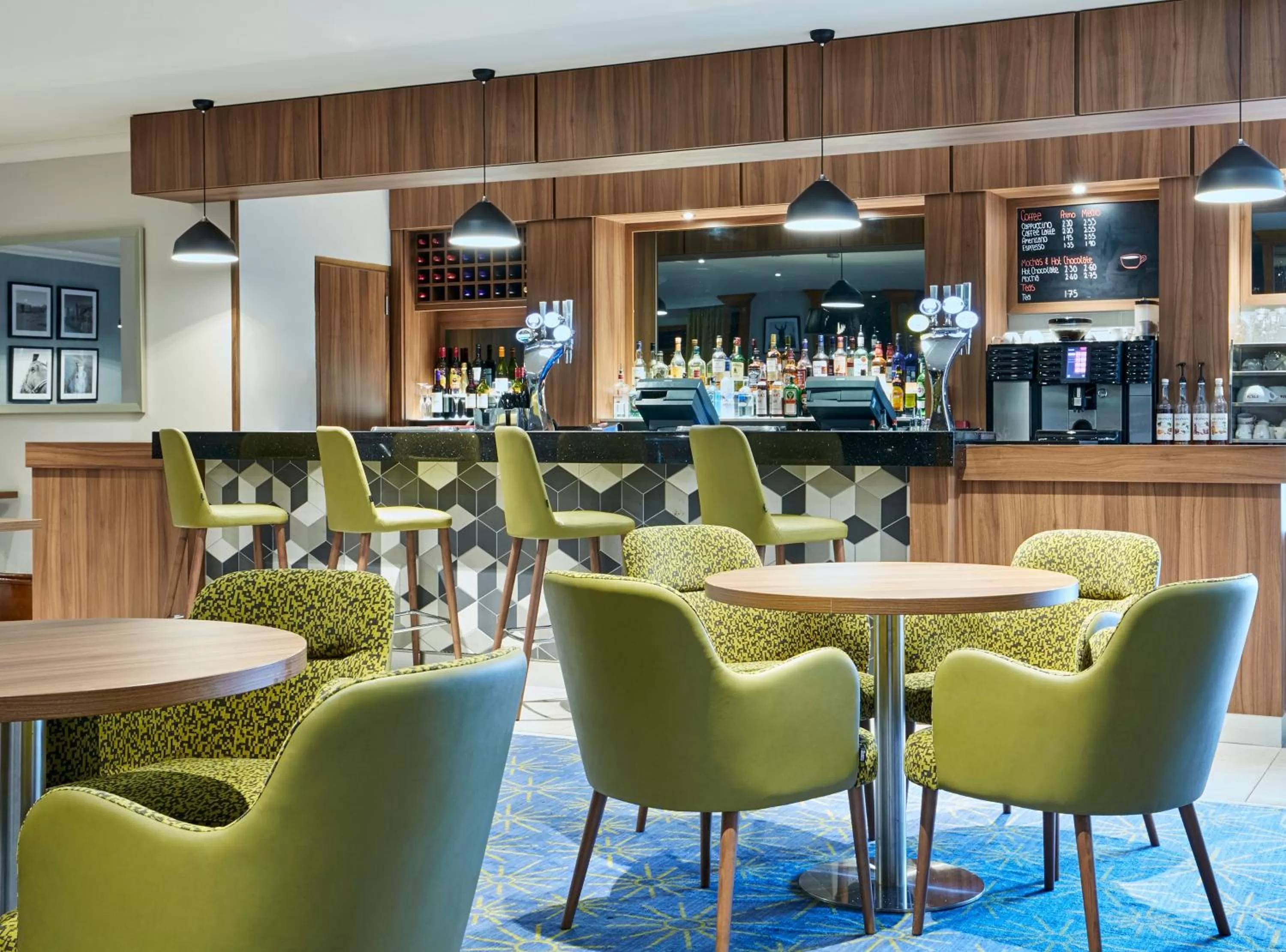 Lounge or bar in Leonardo Hotel Cheltenham