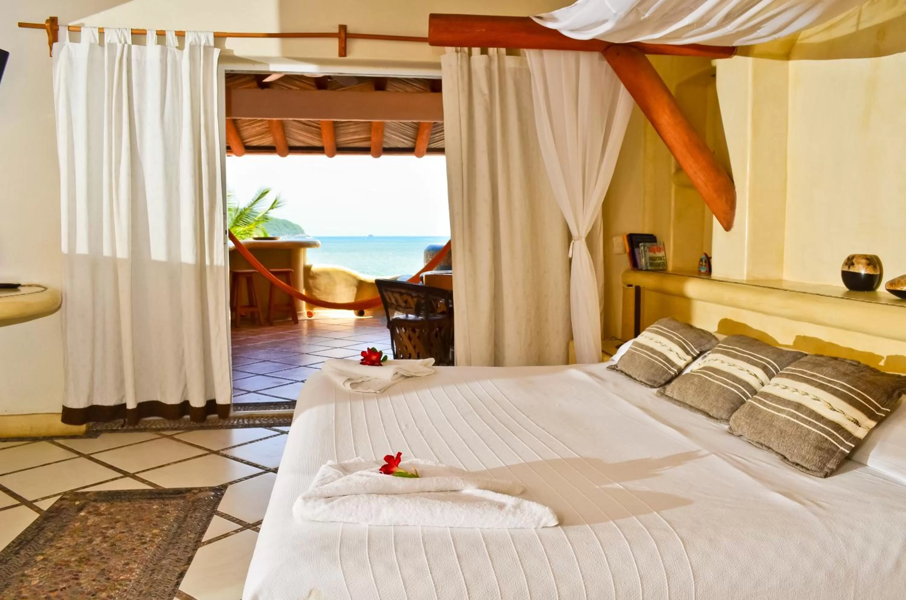 Photo of the whole room, Bed in Arena Suites