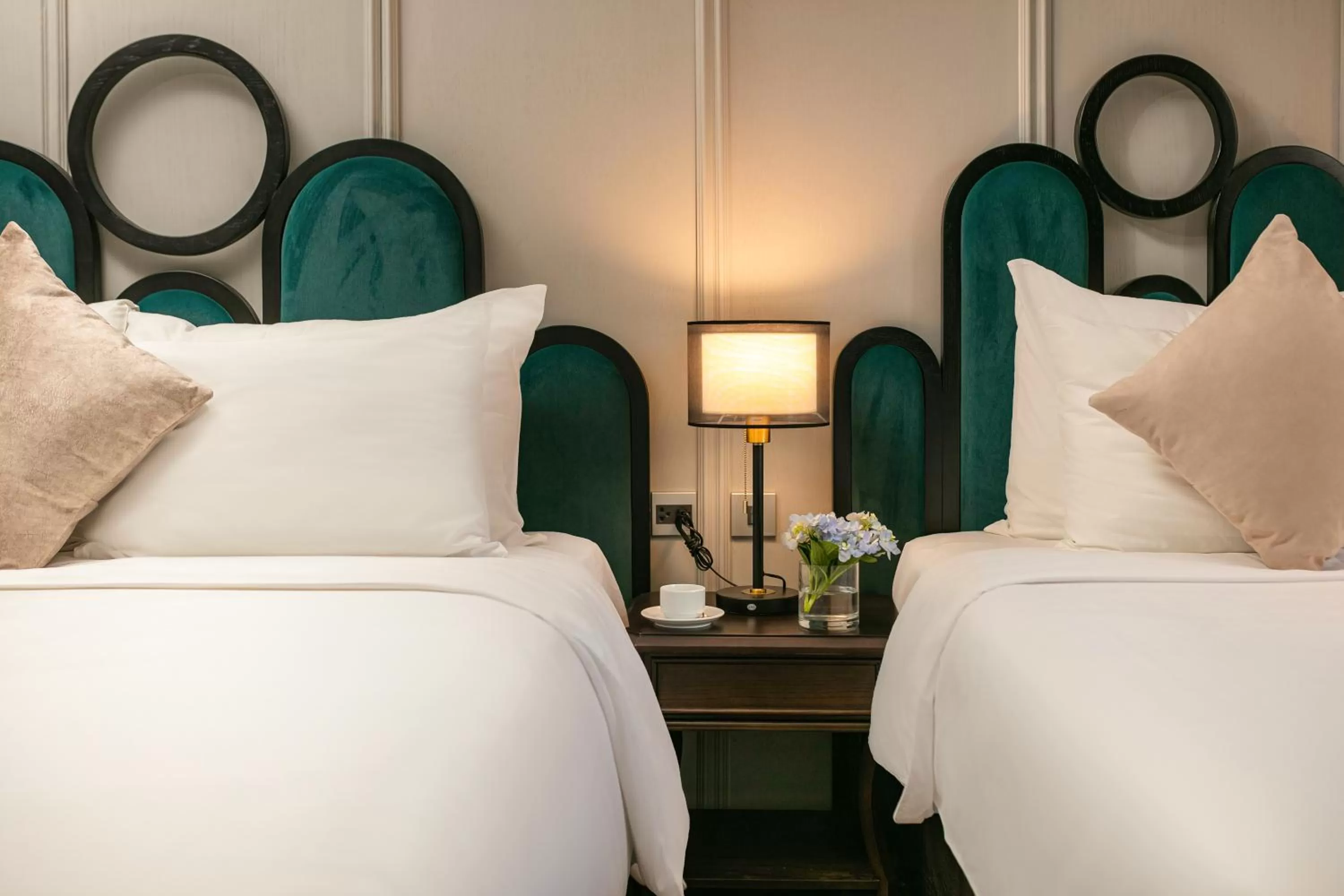 Bed in MAY DE VILLE Lakeside Hotel