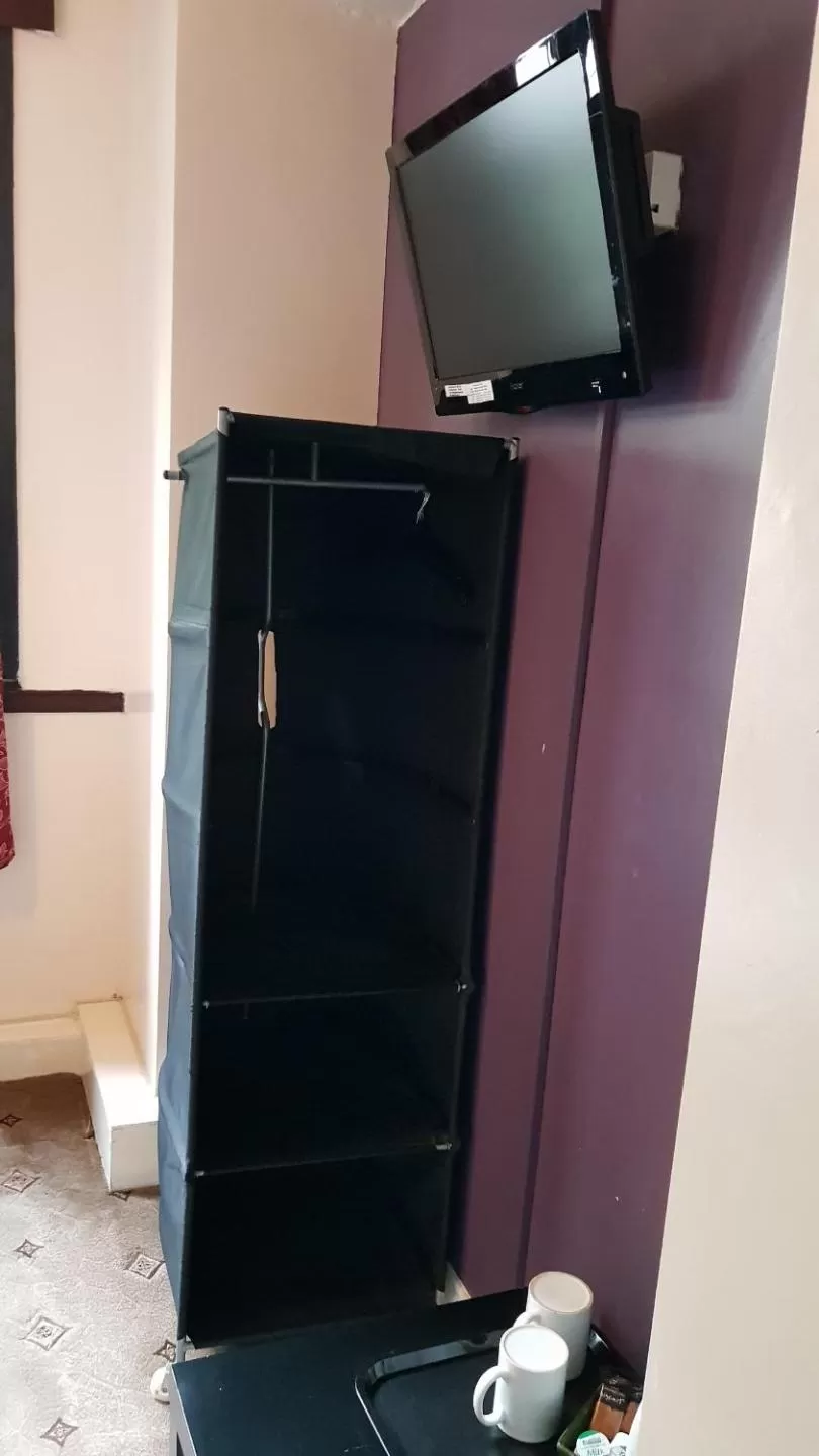 TV and multimedia in Hour Glass Hotel