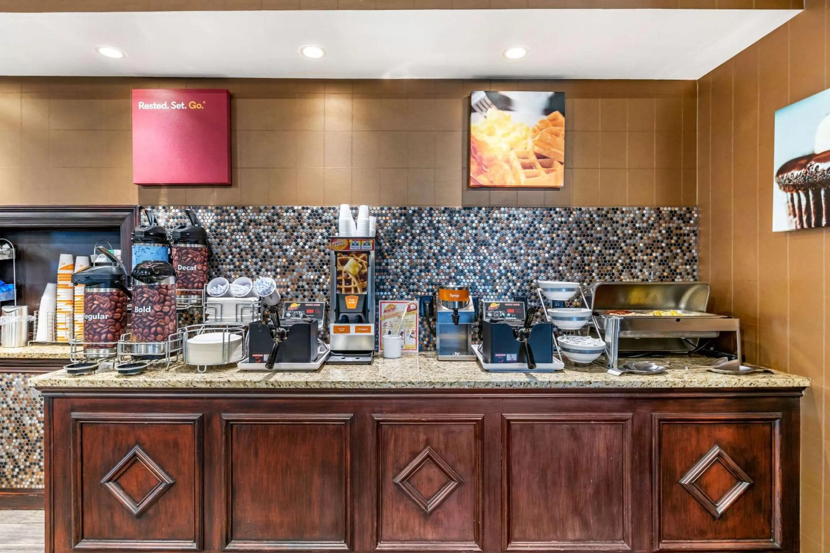 Restaurant/places to eat in Comfort Suites Southgate-Detroit