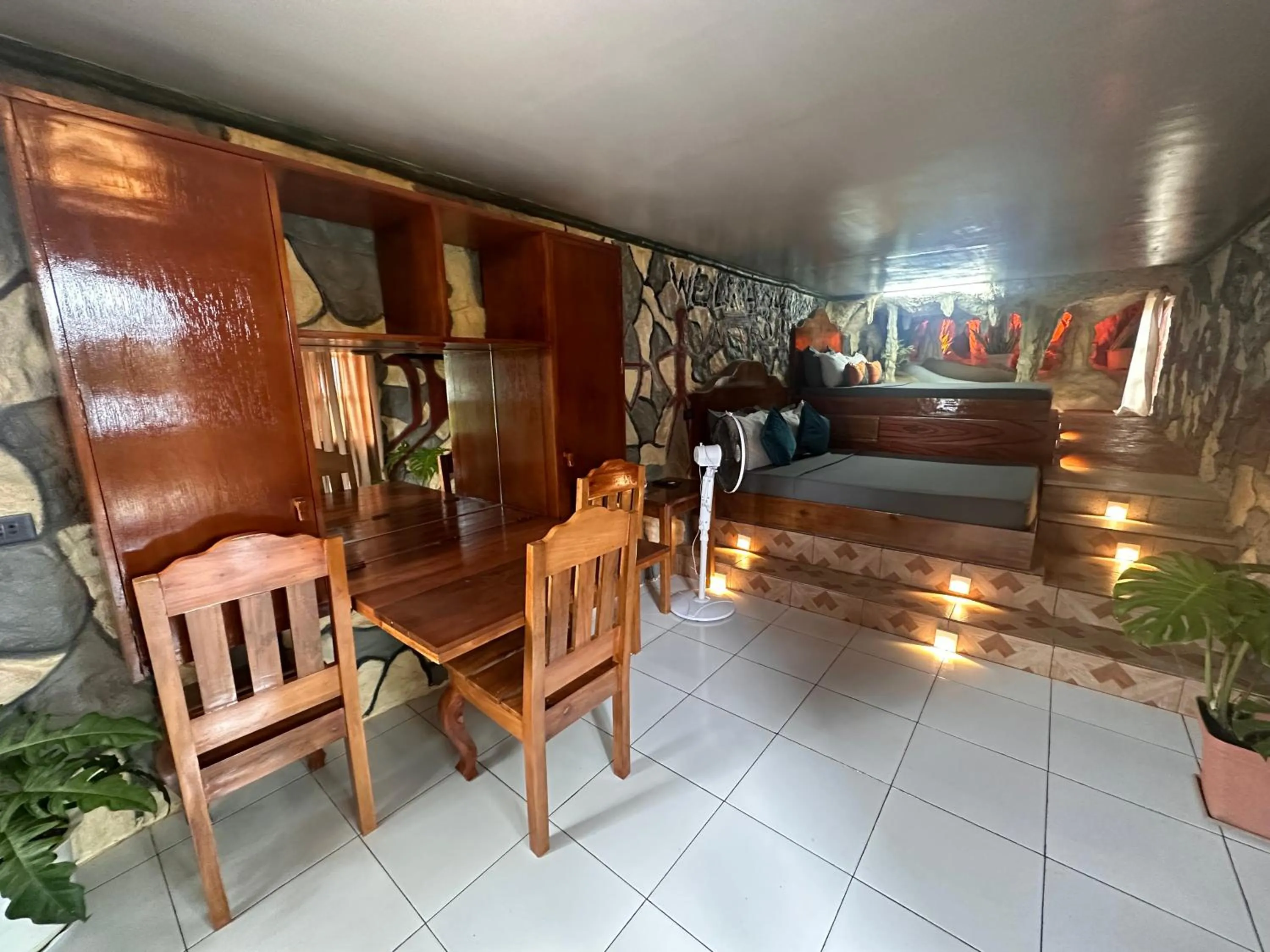 Photo of the whole room in Gratum Beach Resort