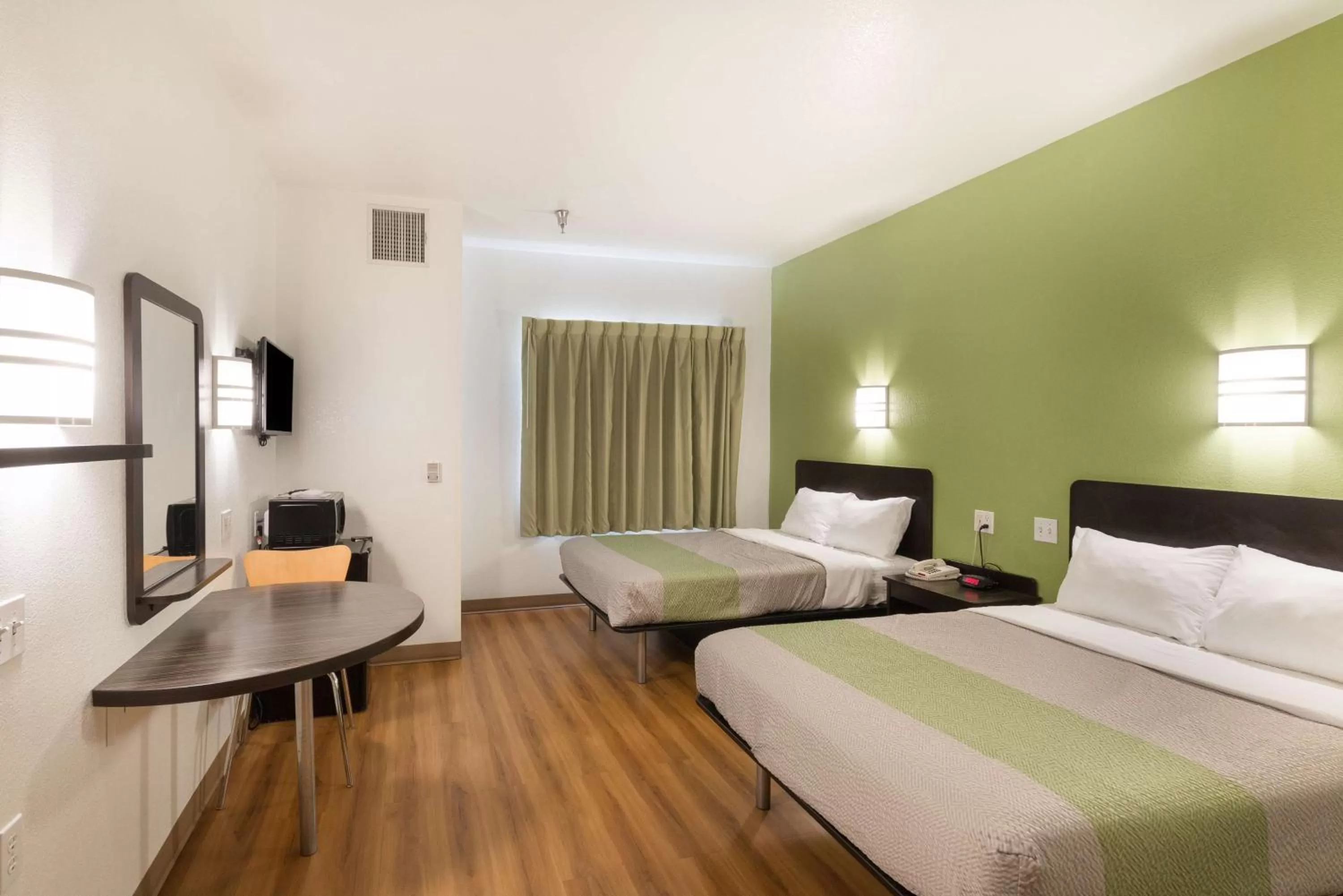 TV and multimedia, Bed in Motel 6-Hillsboro, TX