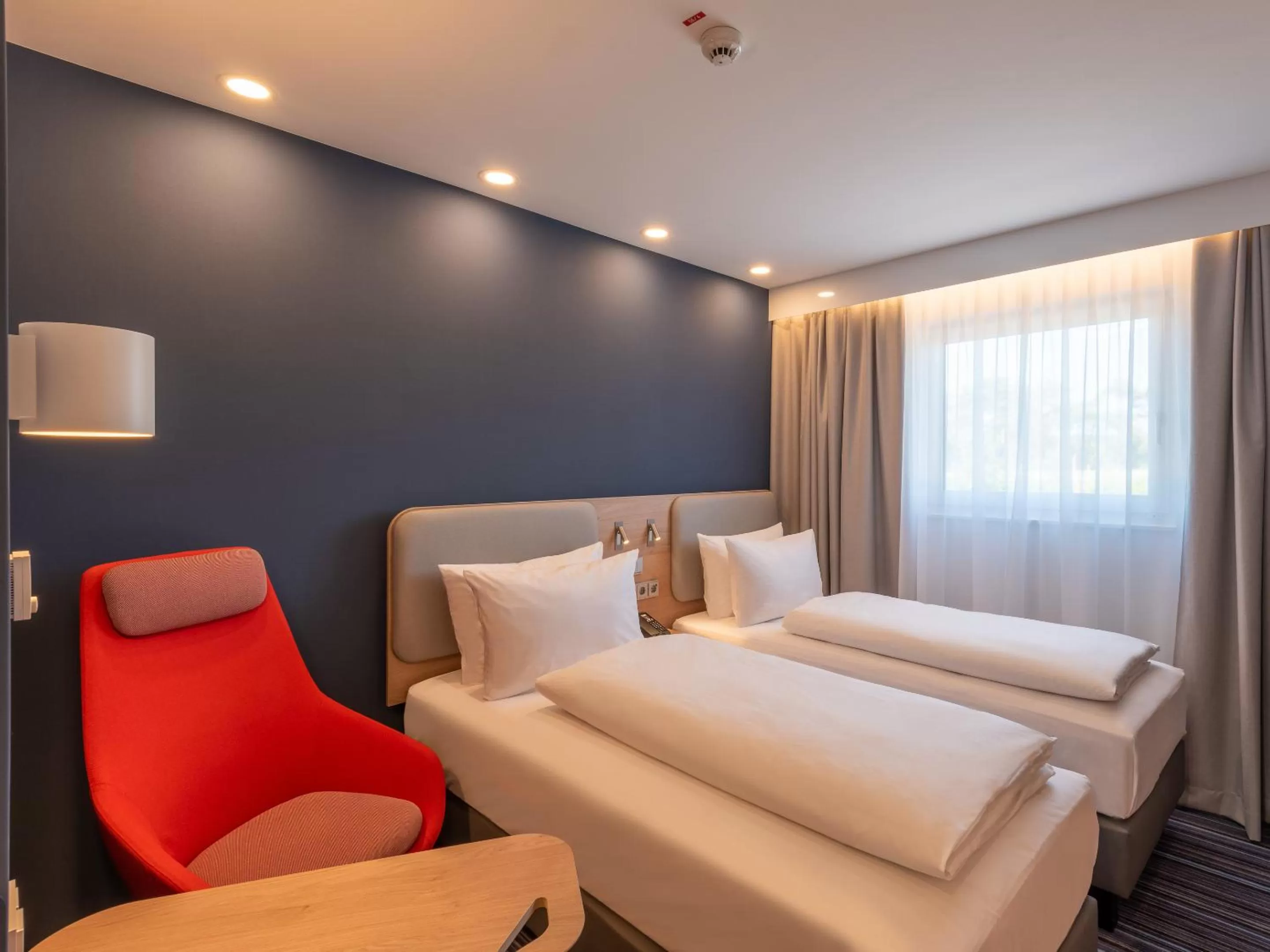 Photo of the whole room, Bed in Holiday Inn Express - Hamburg South A7-AS42 by IHG