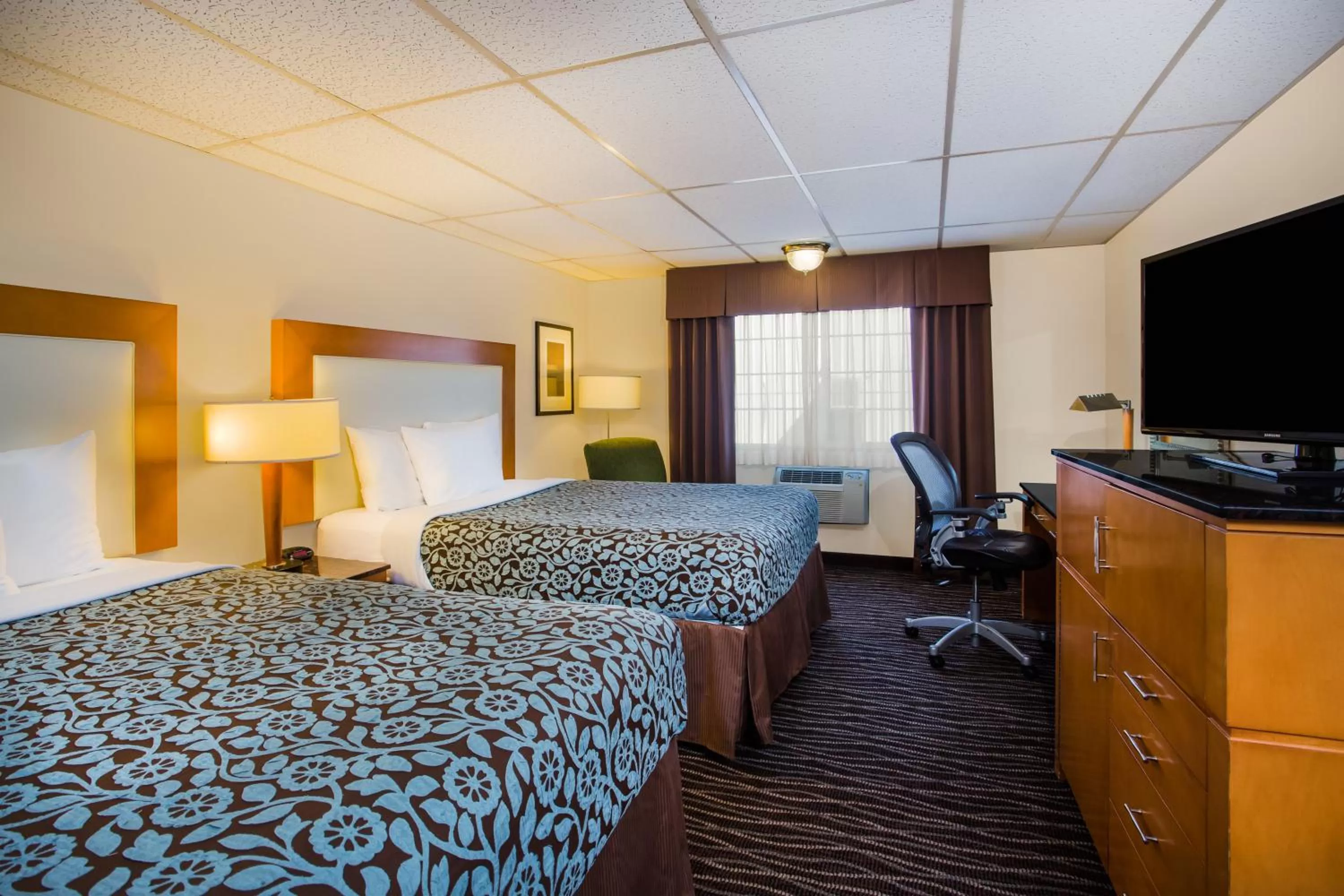 Bedroom, Bed in Days Inn by Wyndham Yakima