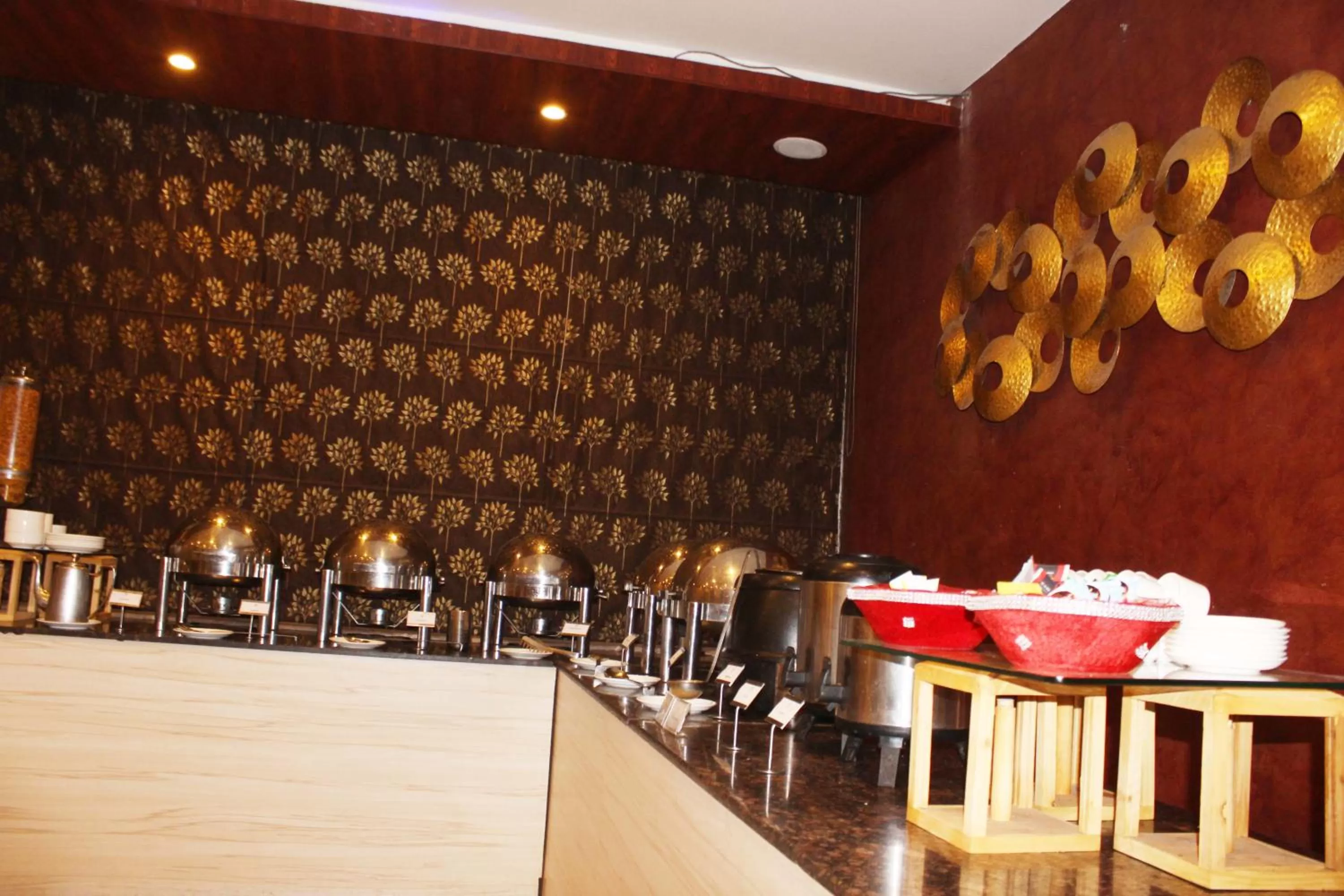 Buffet breakfast, Restaurant/Places to Eat in TGI Apple Inn