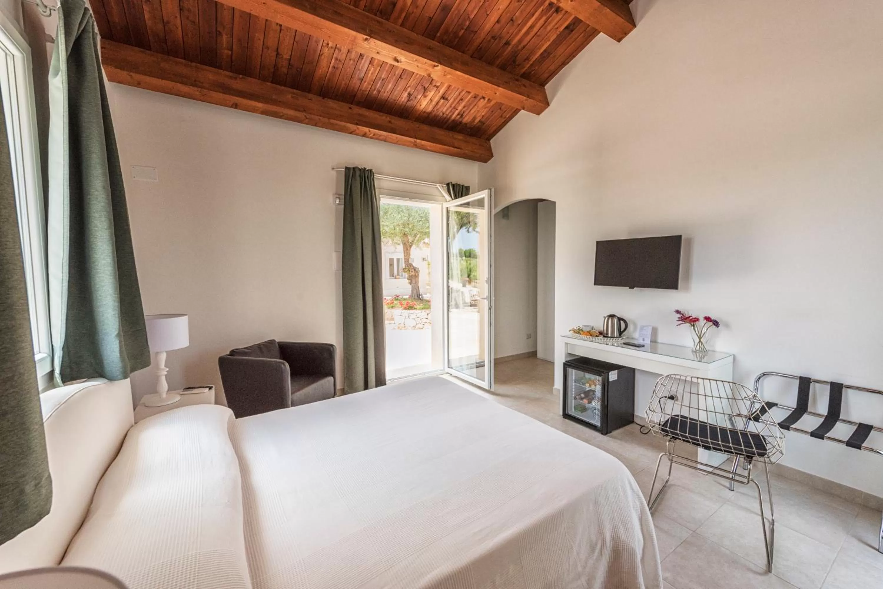 Spring, Bed in Baglio Genovesi