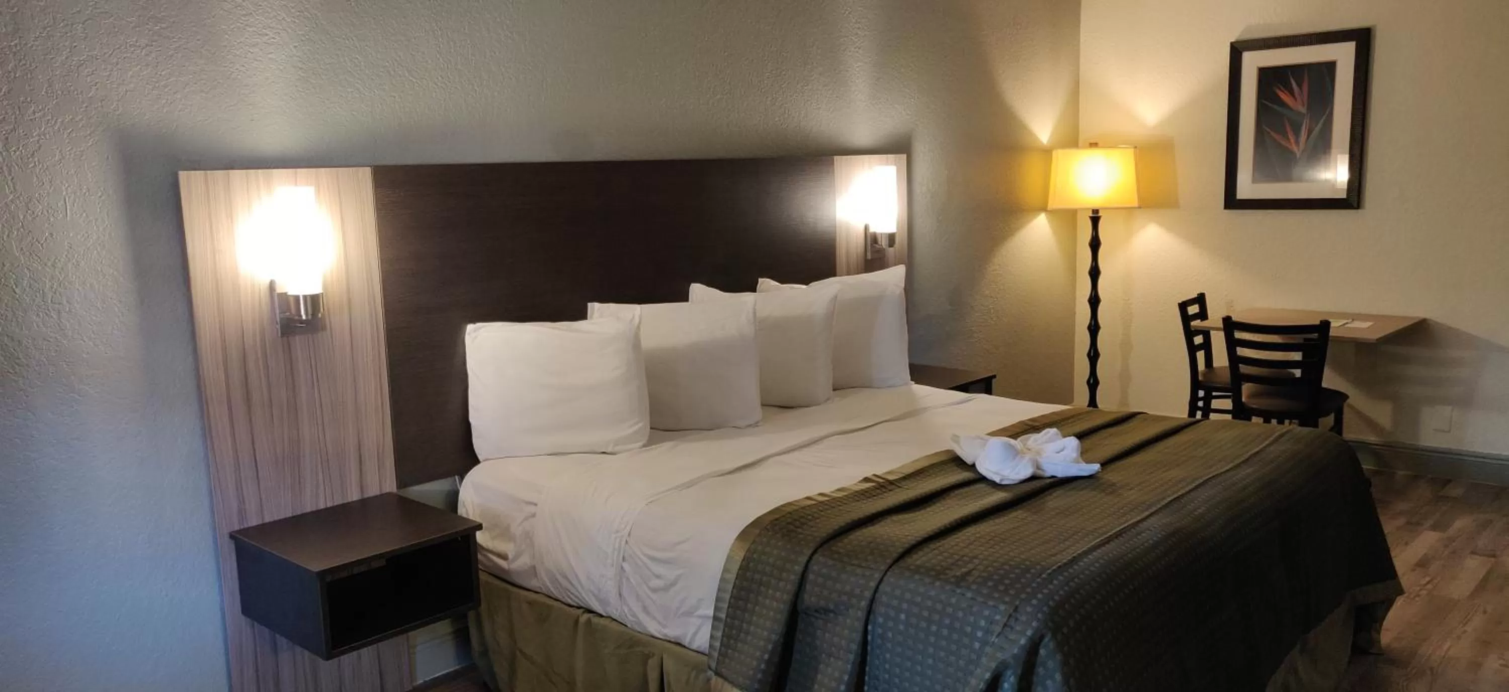 Deluxe King Room - Non-Smoking in Rodeway Inn Near Ybor City - Casino