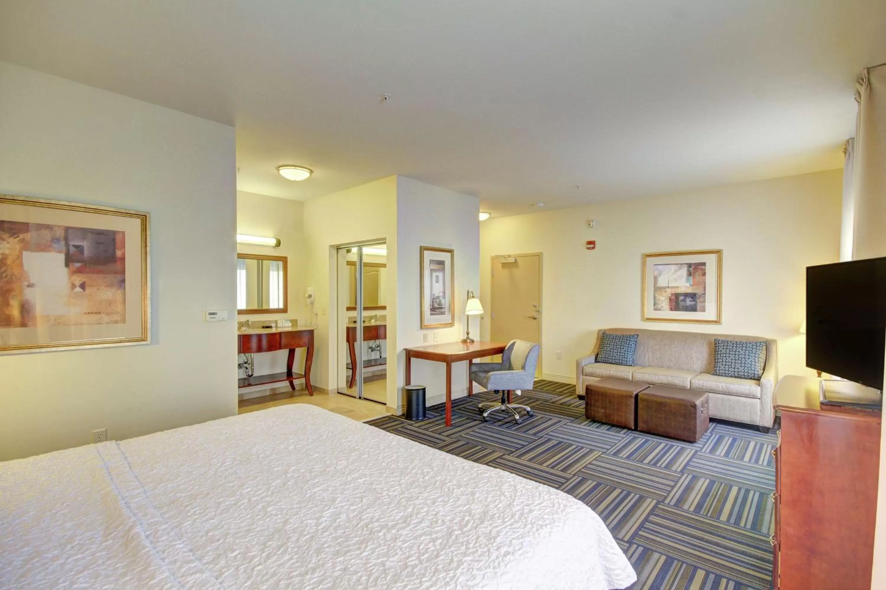 Bedroom, Bed in Hampton Inn and Suites Alexandria