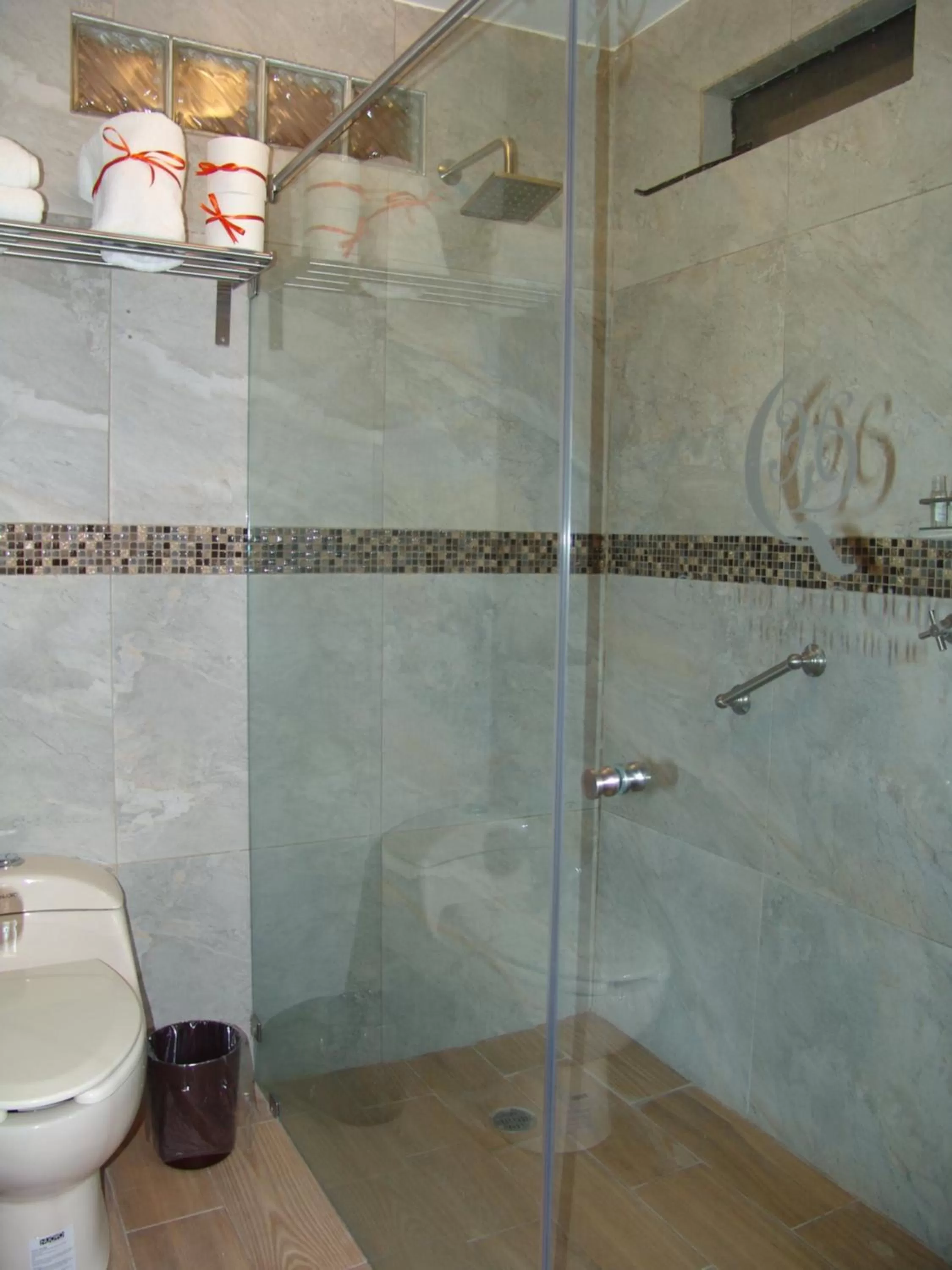 Shower in Hotel Casa Don Quijote
