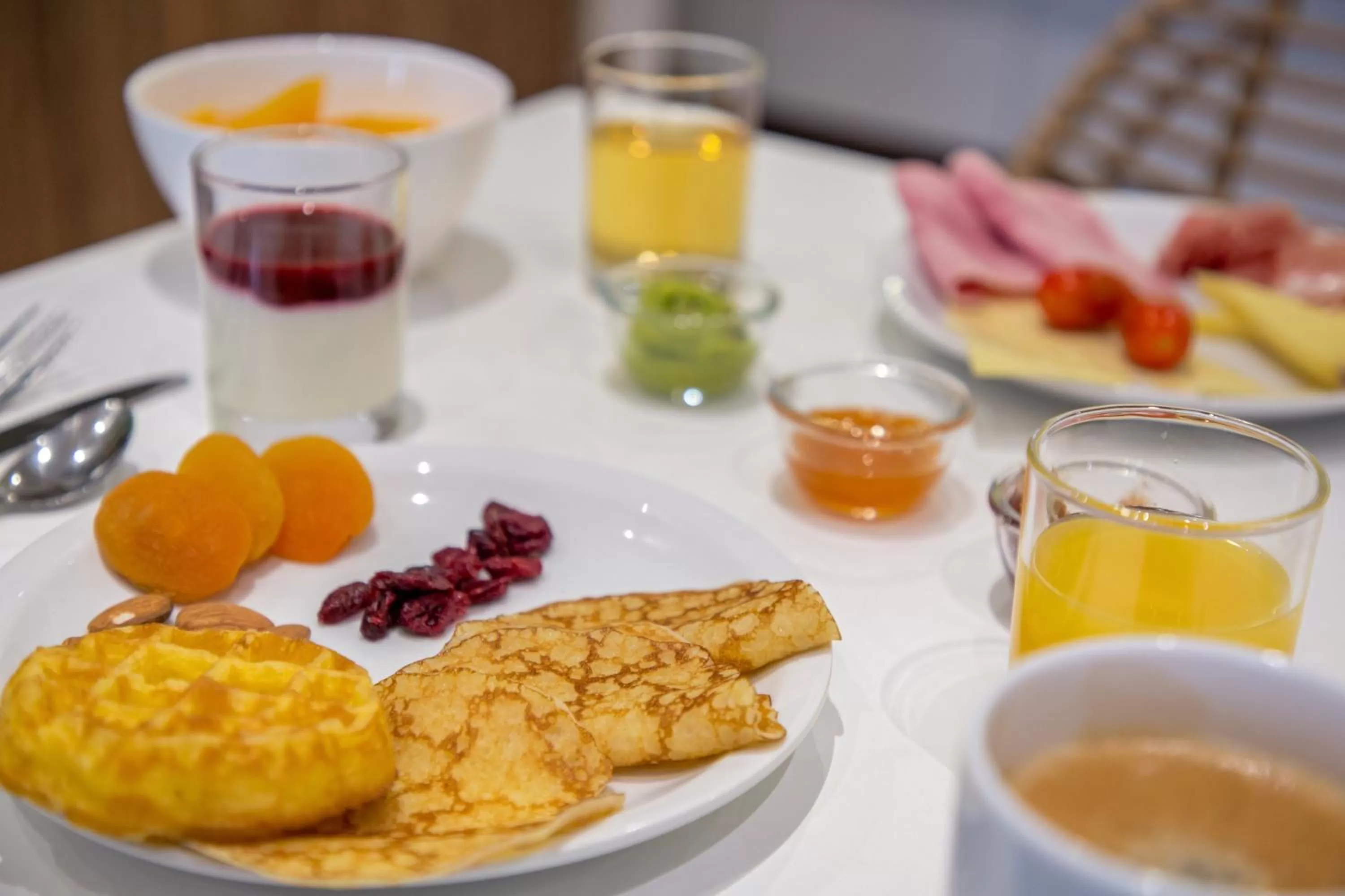 Breakfast in Novotel Suites Perpignan Centre - Grandes Suites & Confort Centre-Ville