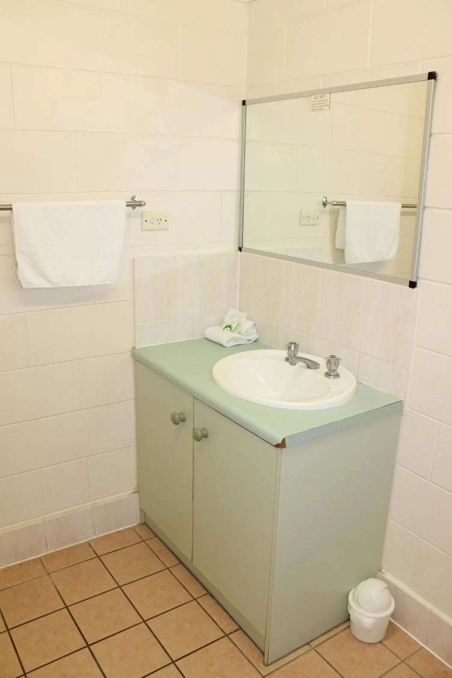 Bathroom in Oasis Inn Apartments