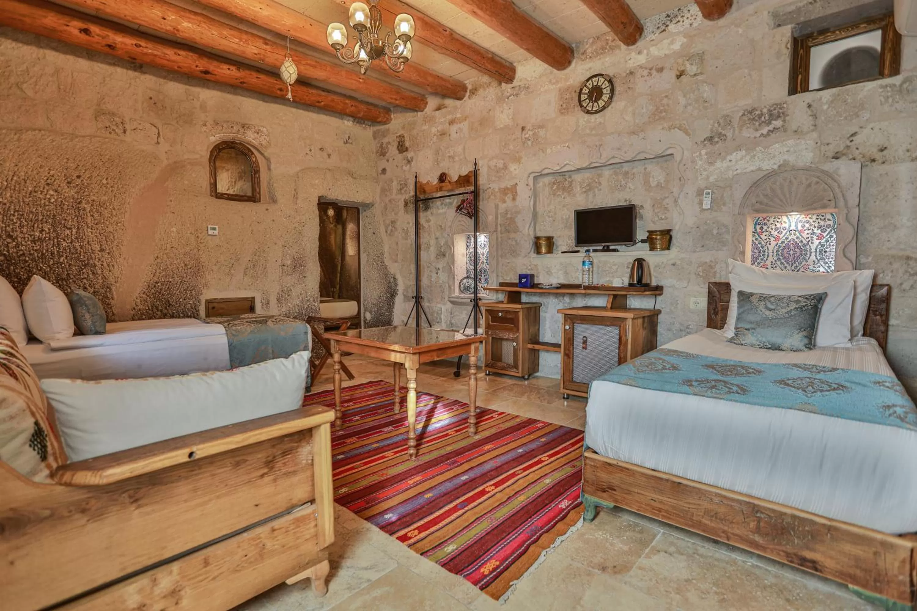 Living room, Bed in Şah Saray Cave Suites Halal Hotel