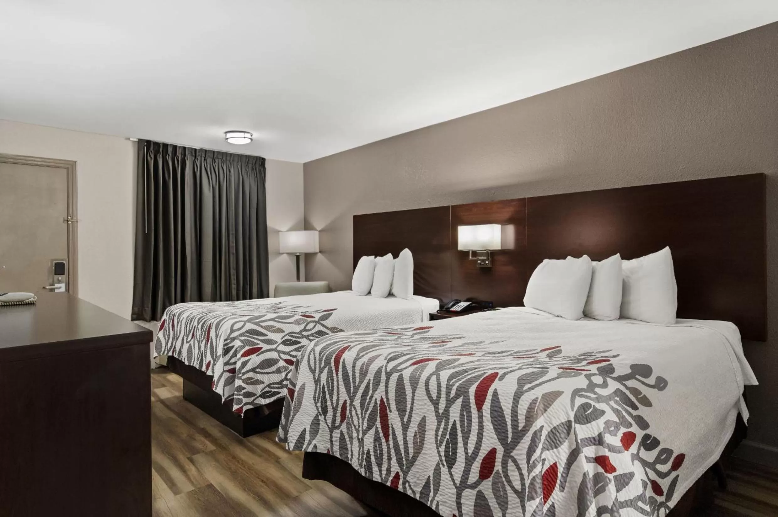 Guests, Bed in Red Roof Inn Baldwin