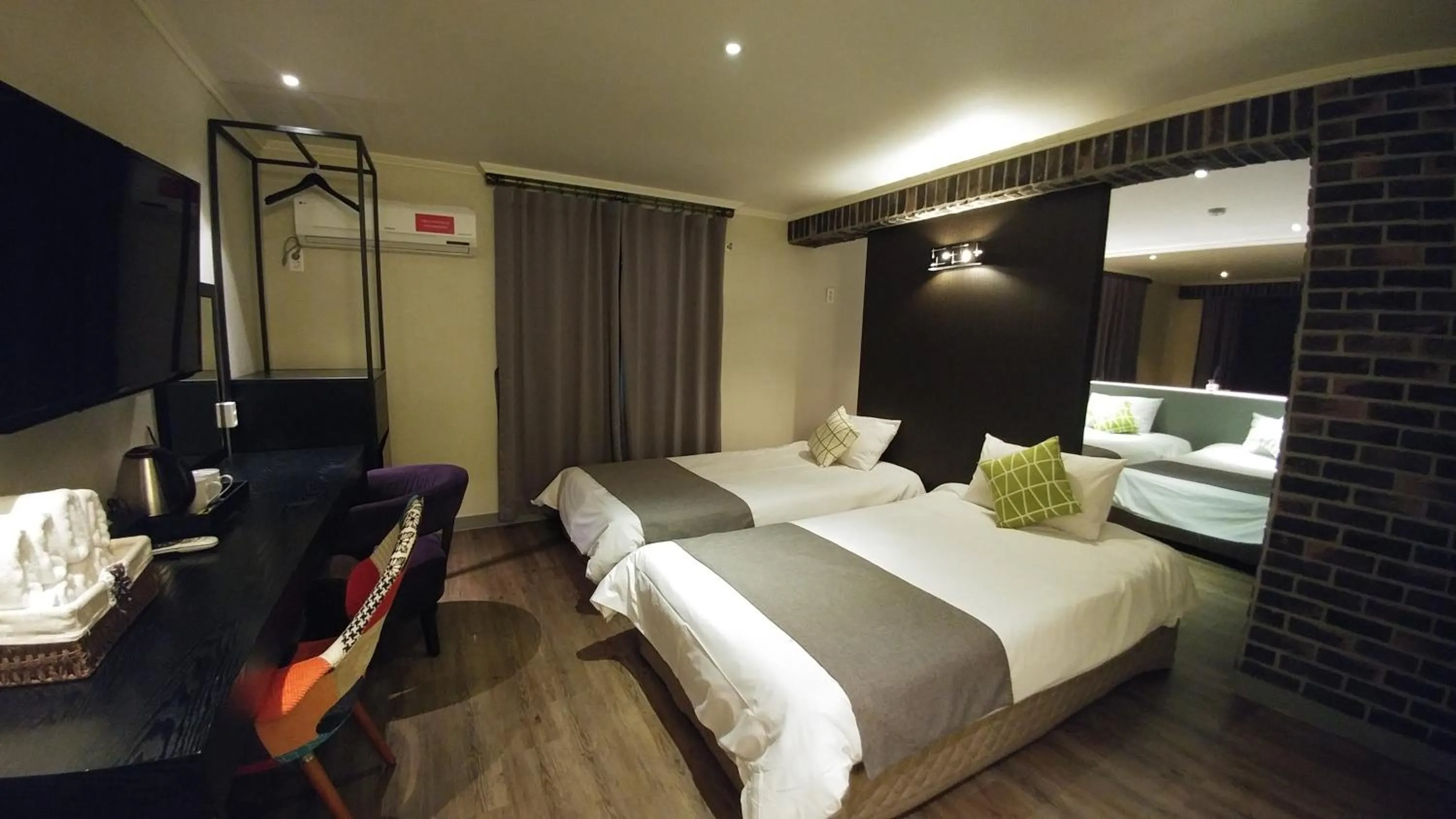 Photo of the whole room, Bed in Hotel Tong Yeondong Jeju