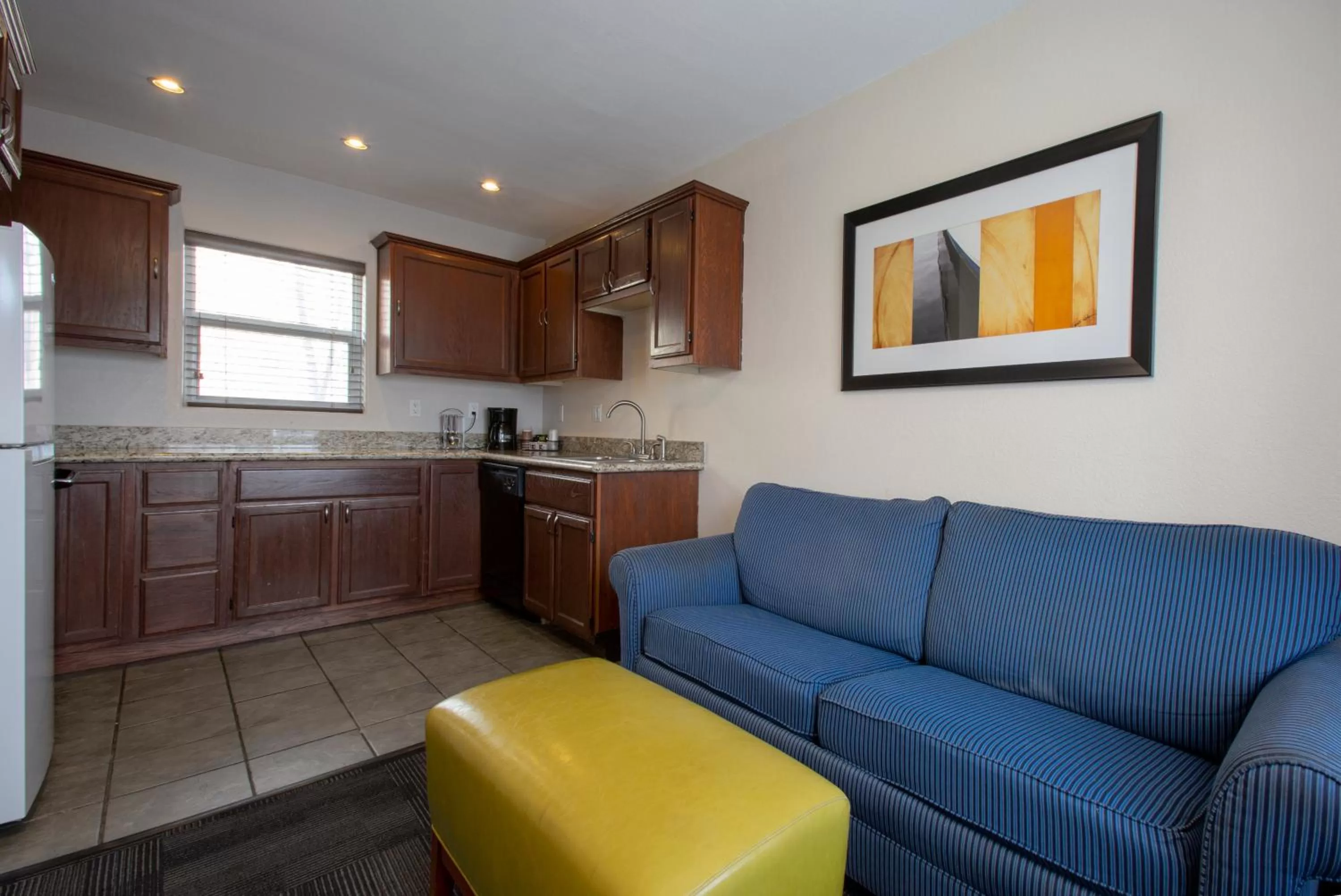 Kitchen or kitchenette in Hotel Aspen Flagstaff/ Grand Canyon InnSuites