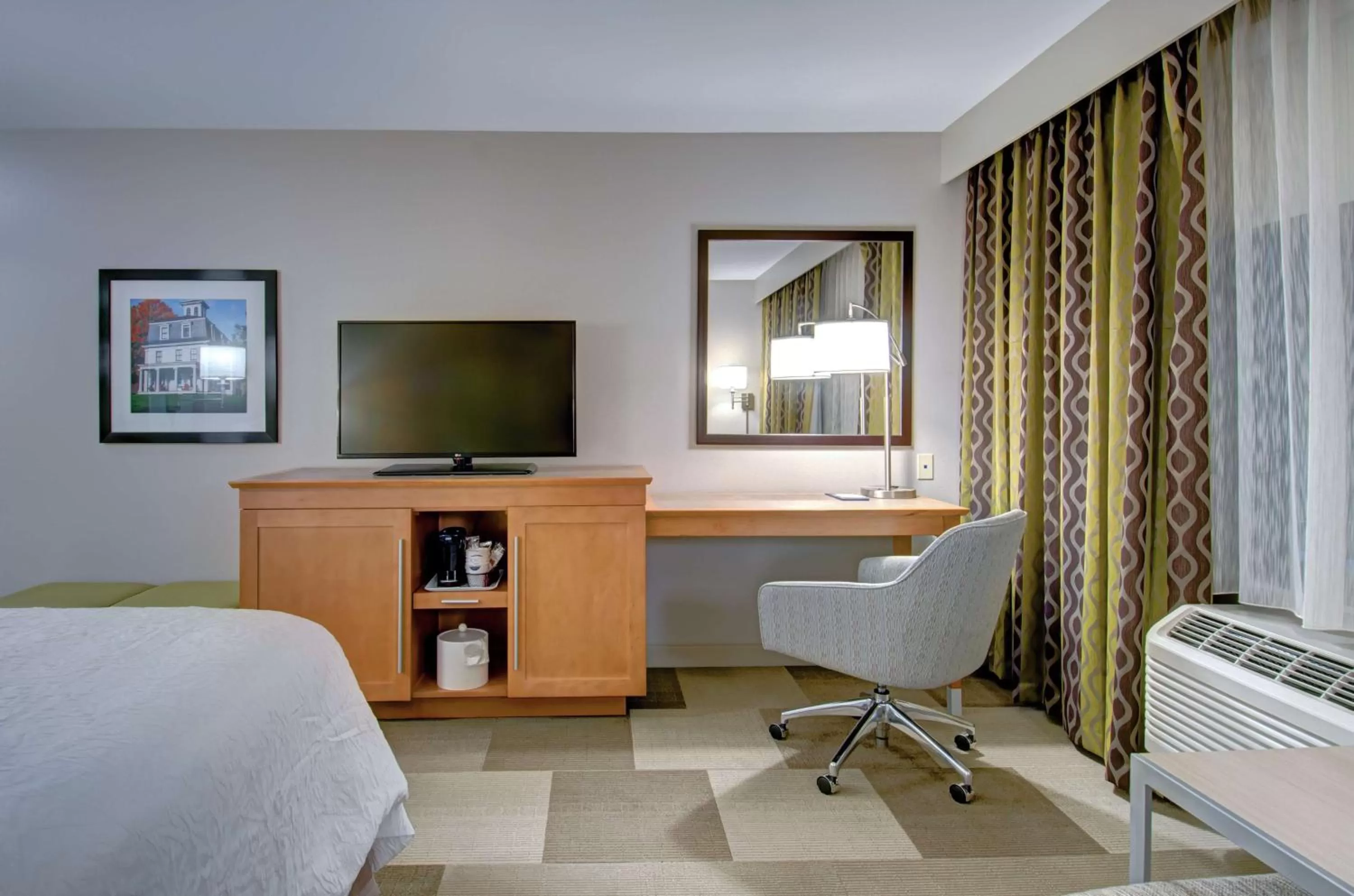 Living room, Bed in Hampton Inn Boston - Westborough