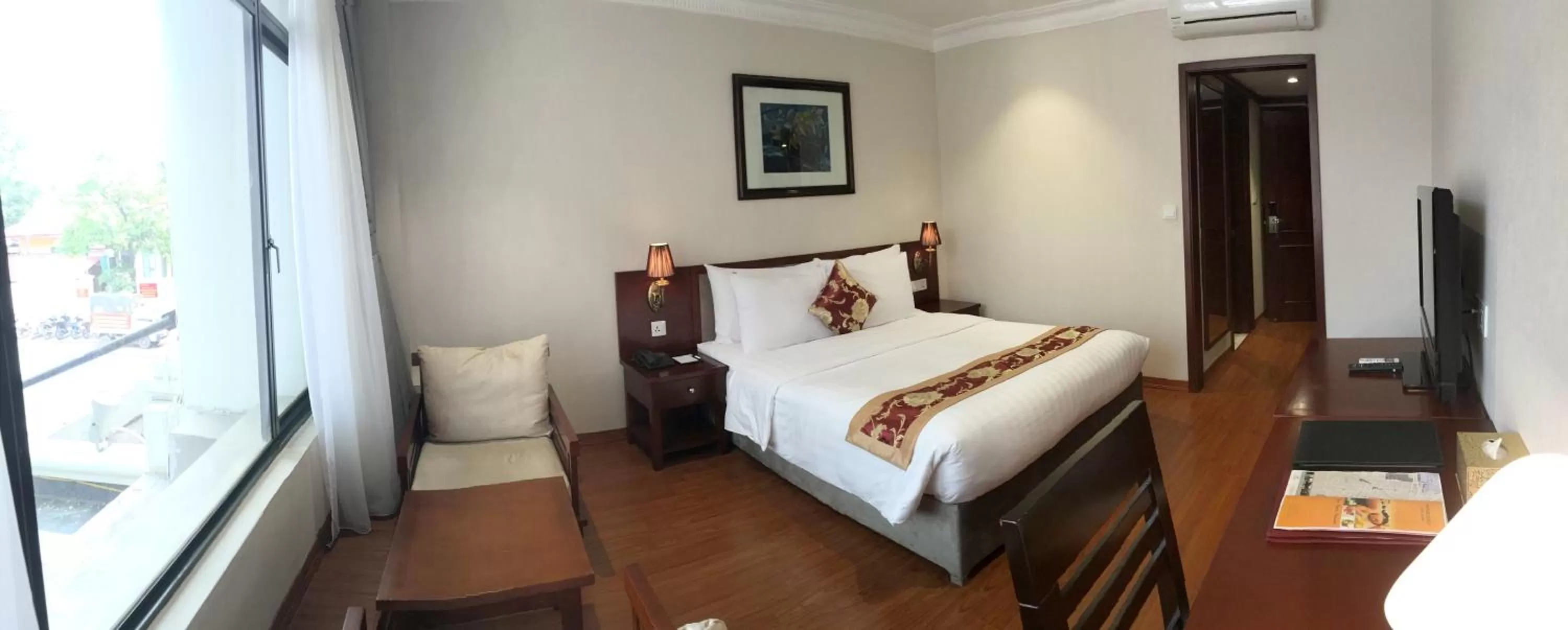 Photo of the whole room, Bed in Mon Regency Hotel