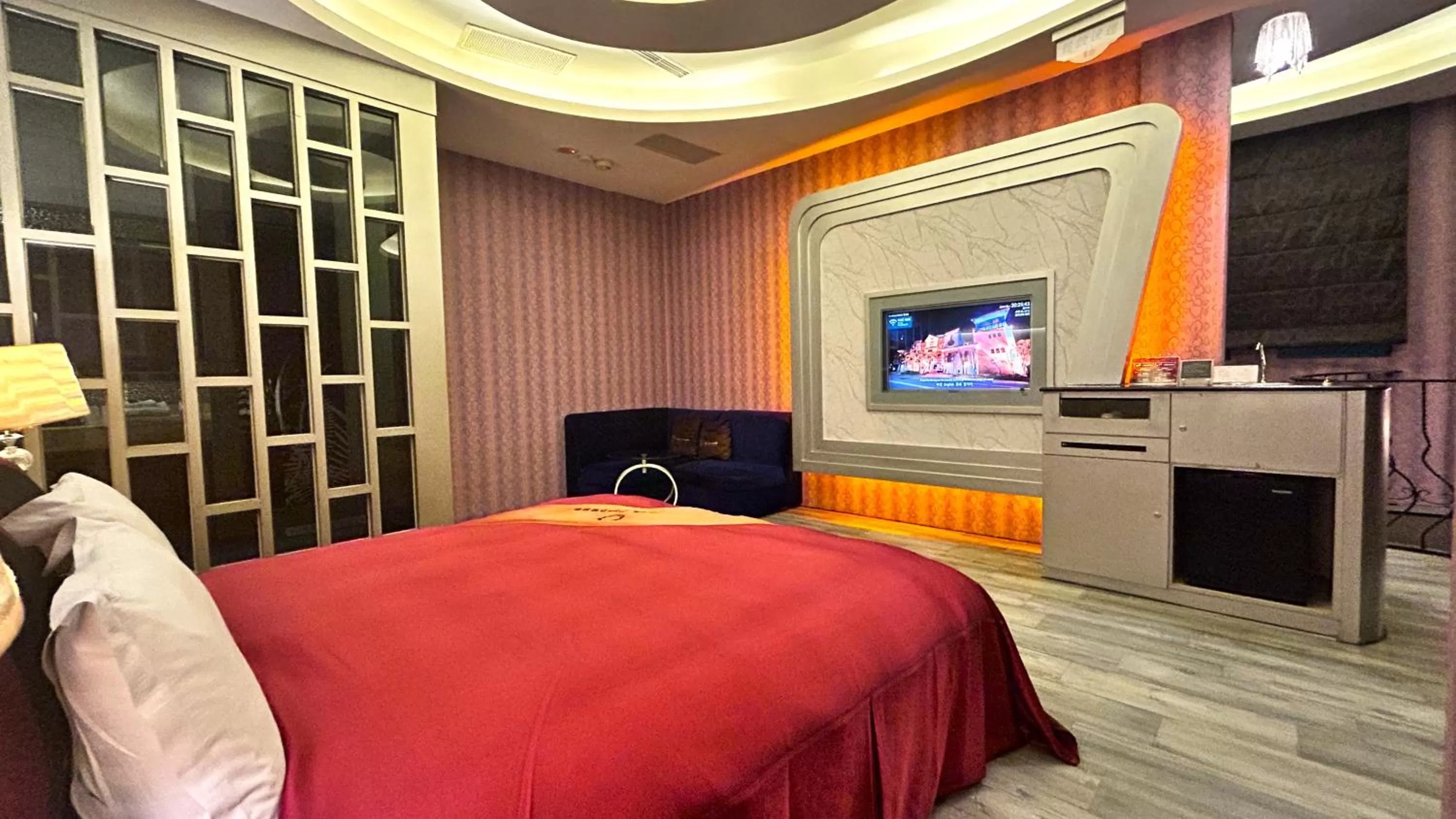 Photo of the whole room, Bed in Shining Motel