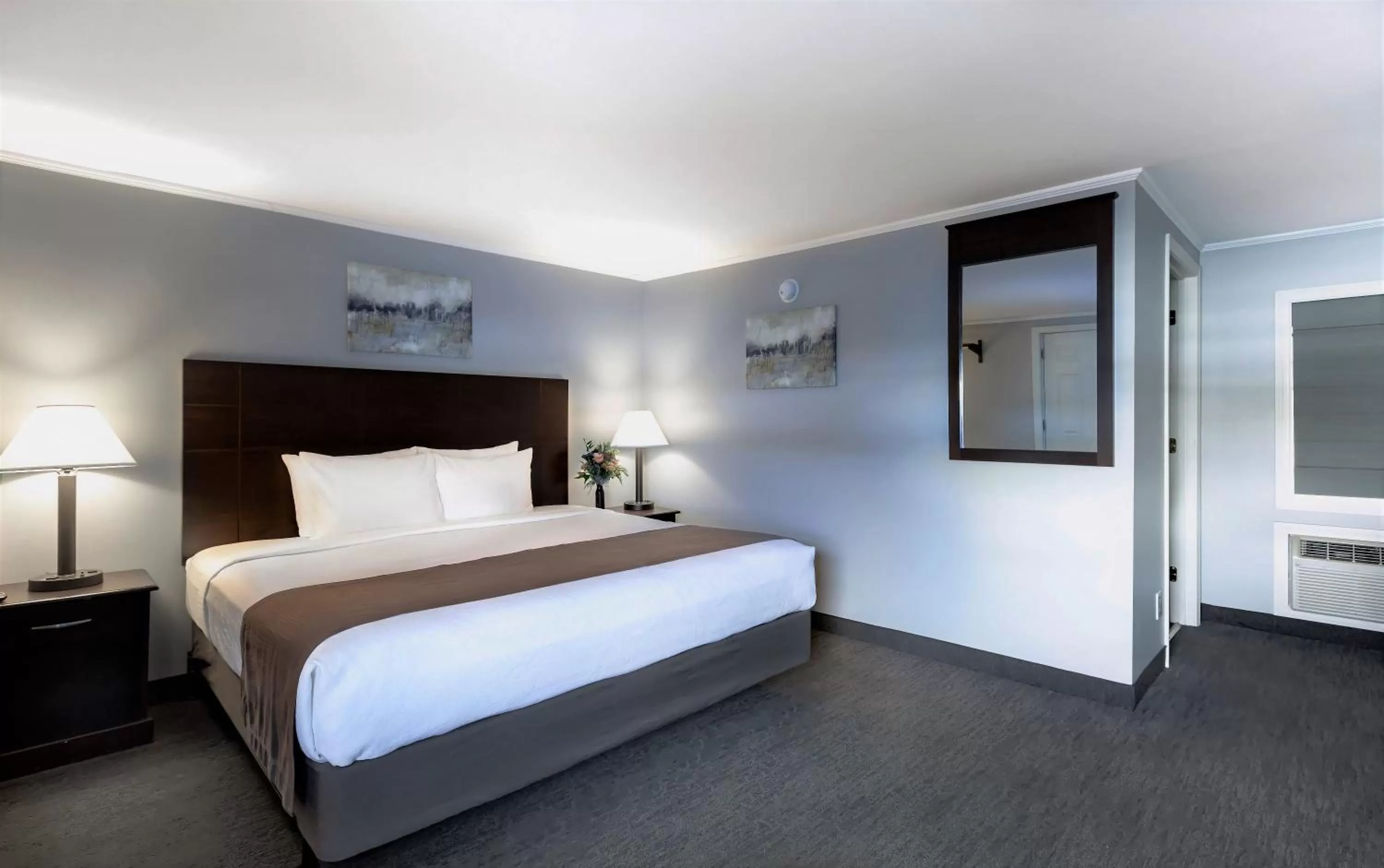 Bed in Mt. Madison Inn & Suites