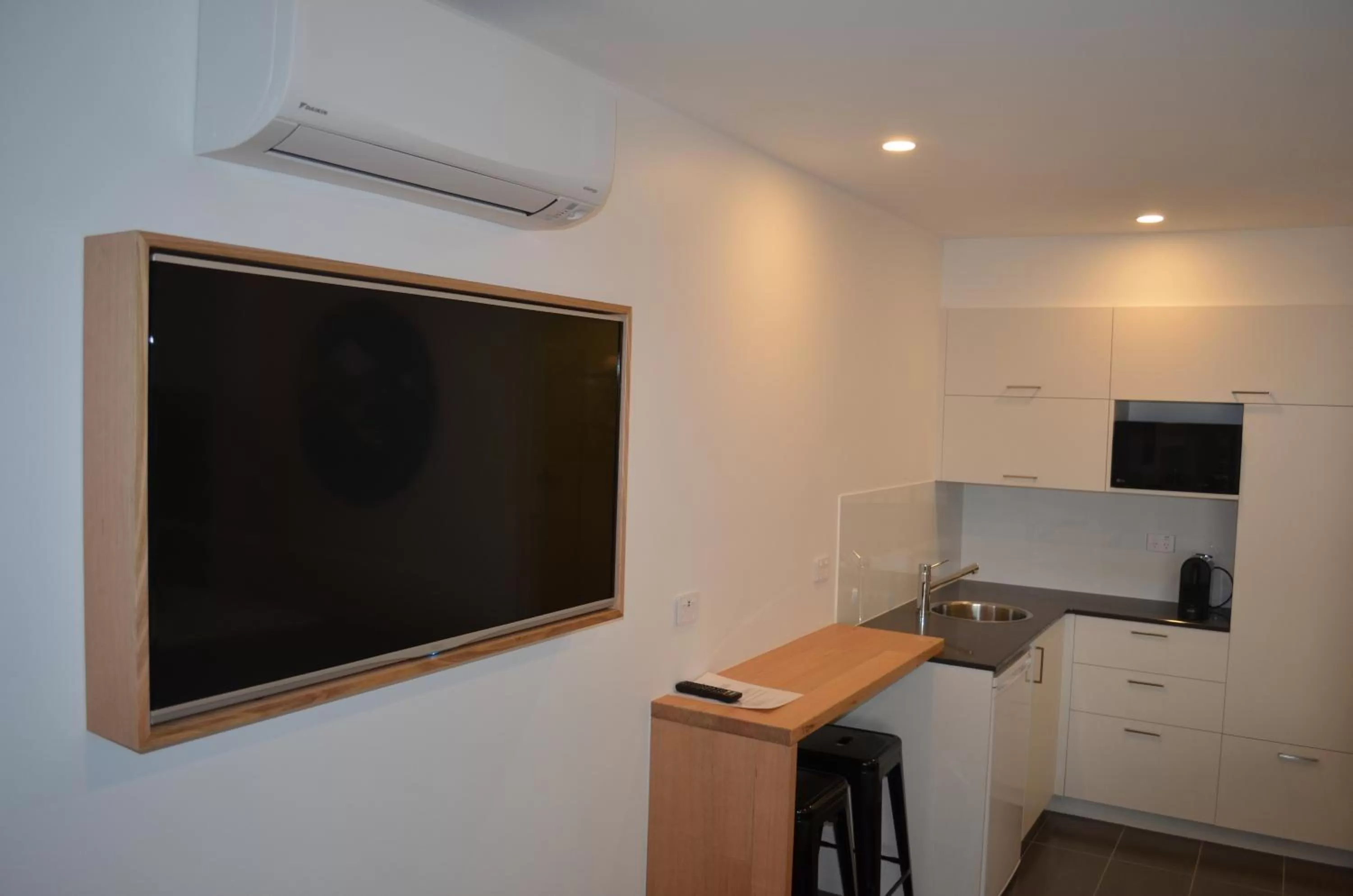 TV and multimedia in Bright Colonial Motel