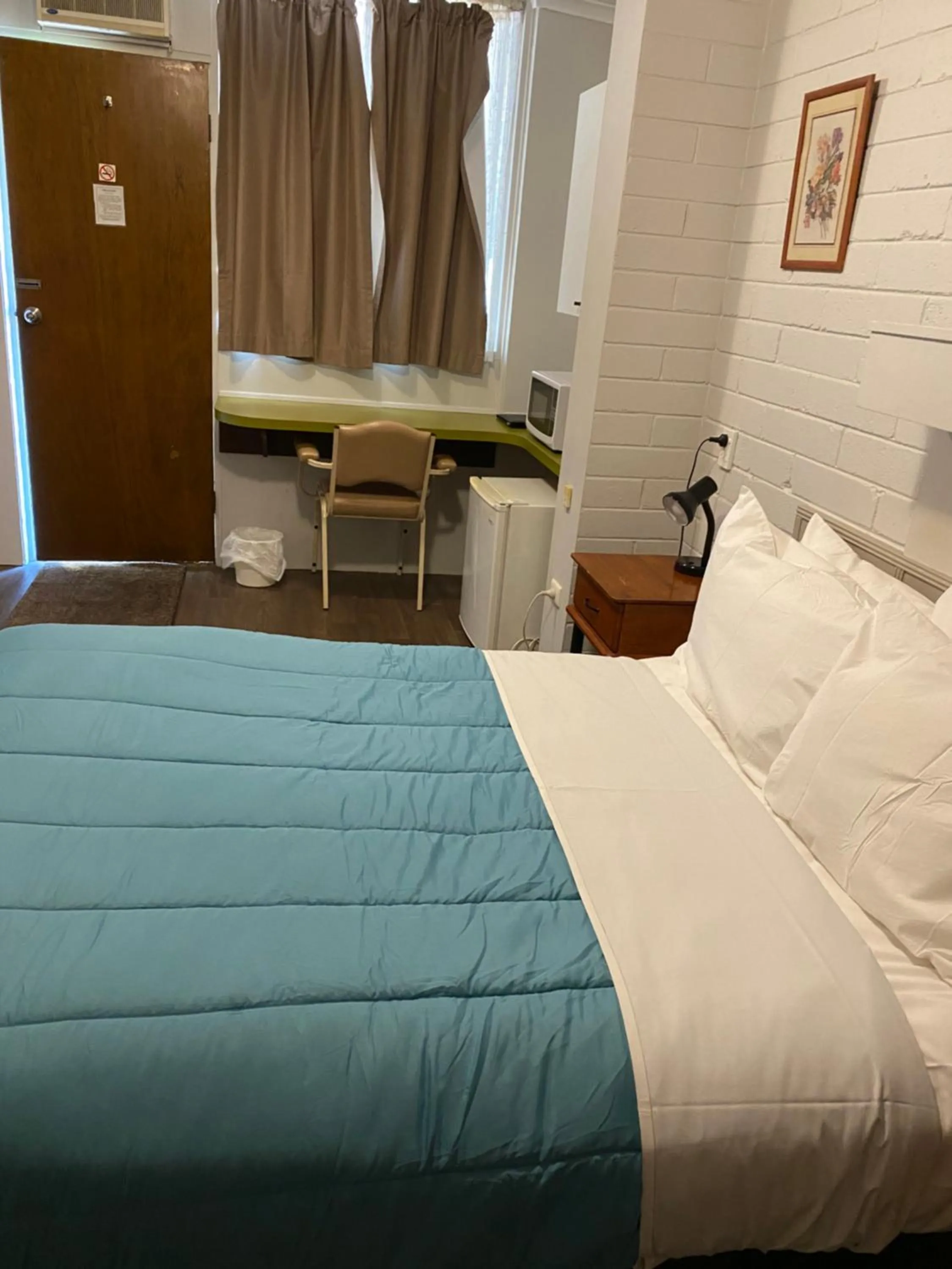 Bed in Millers Cottage Motel