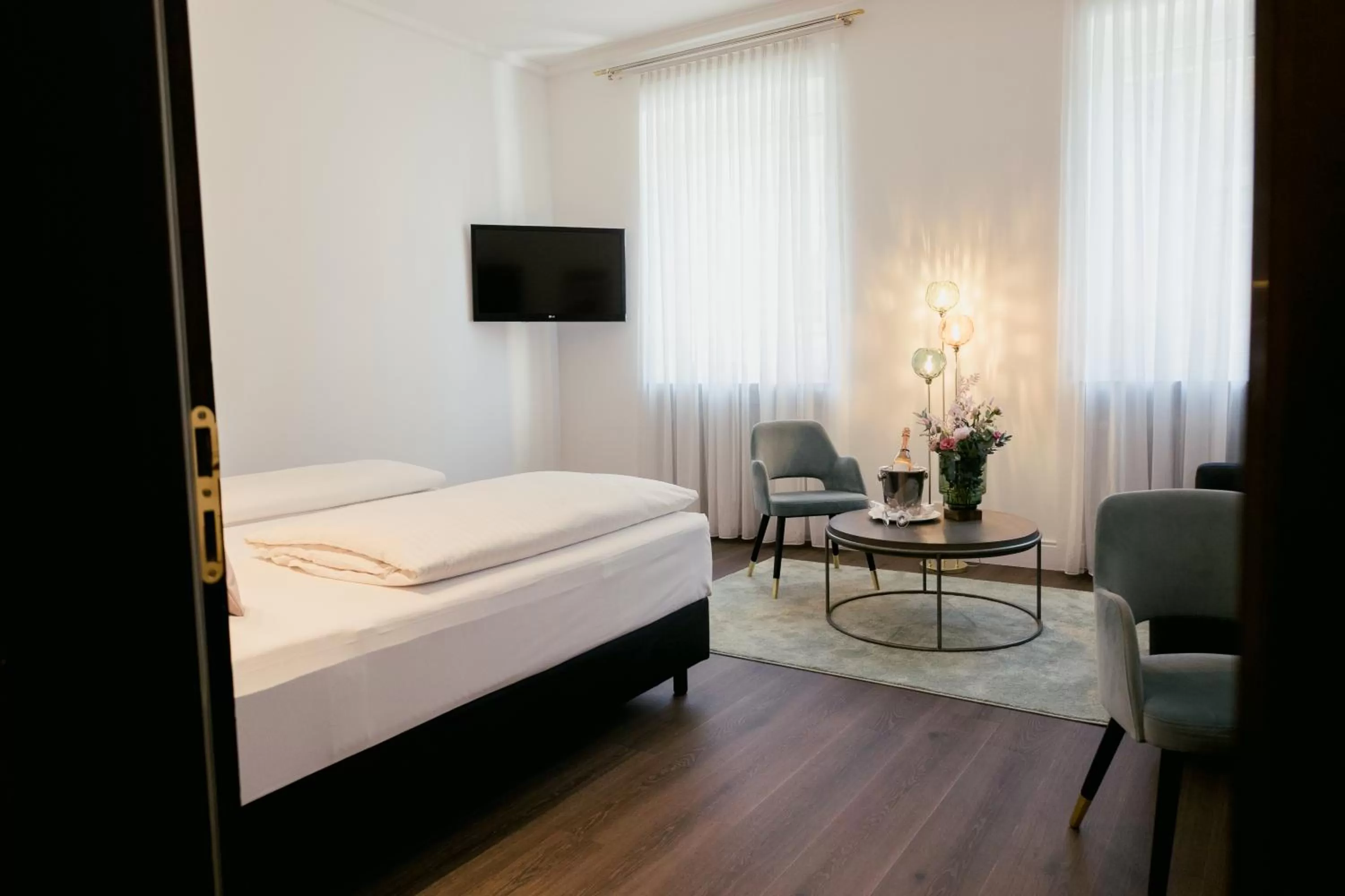 Photo of the whole room, Bed in DOM Hotel LIMBURG