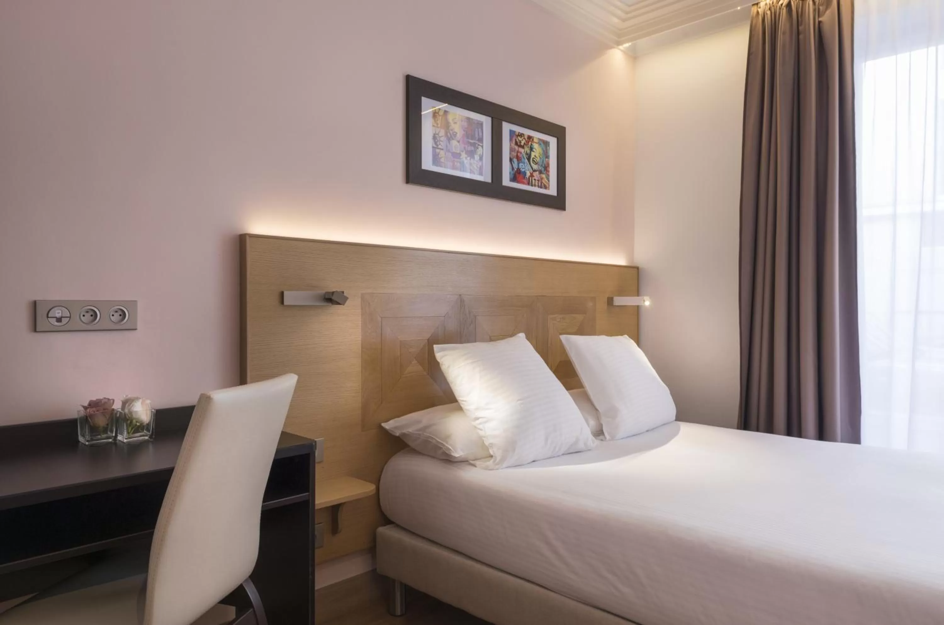 Bed in Hôtel Eiffel XV