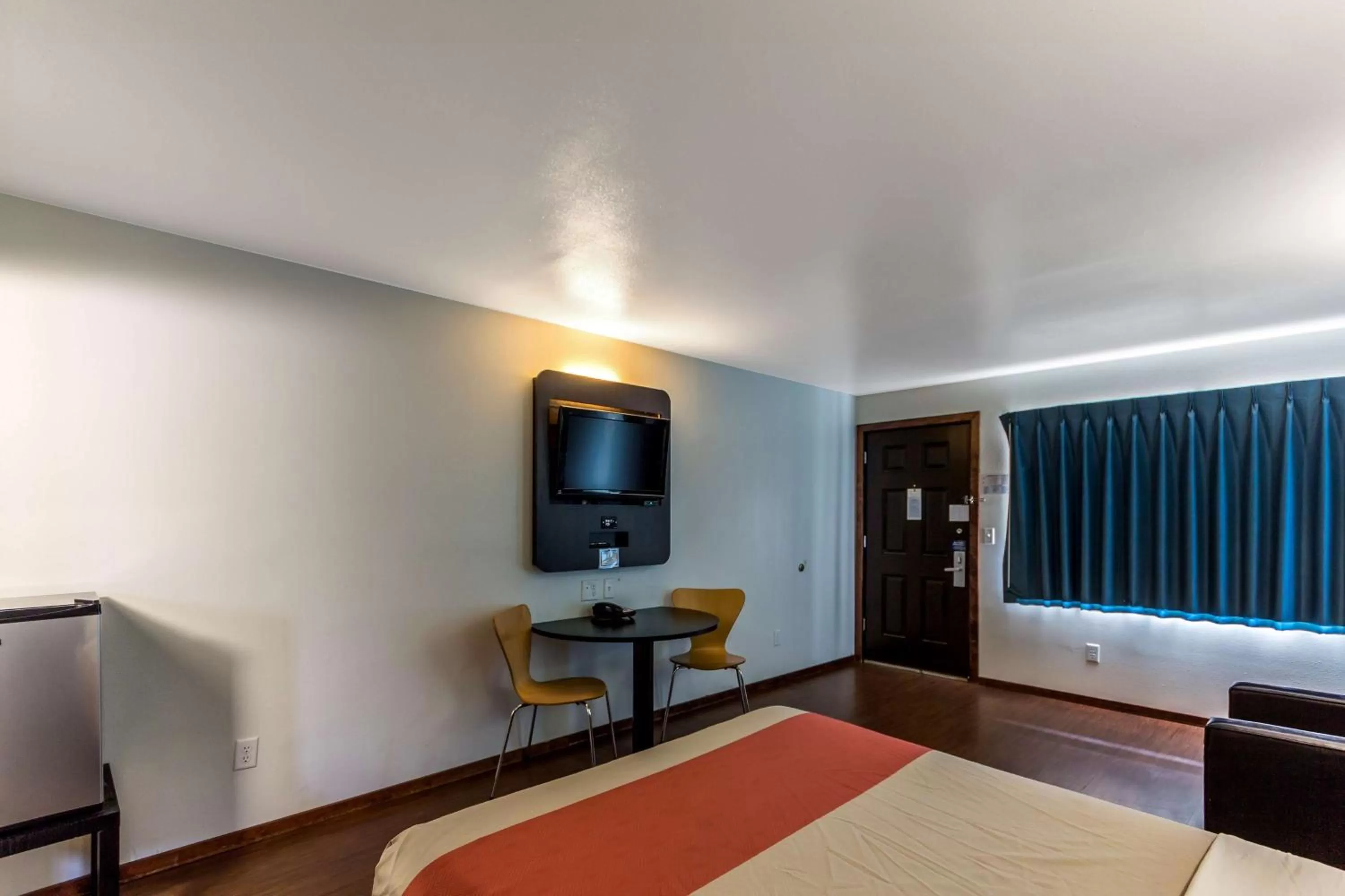 Photo of the whole room, Bed in Motel 6 University Missoula