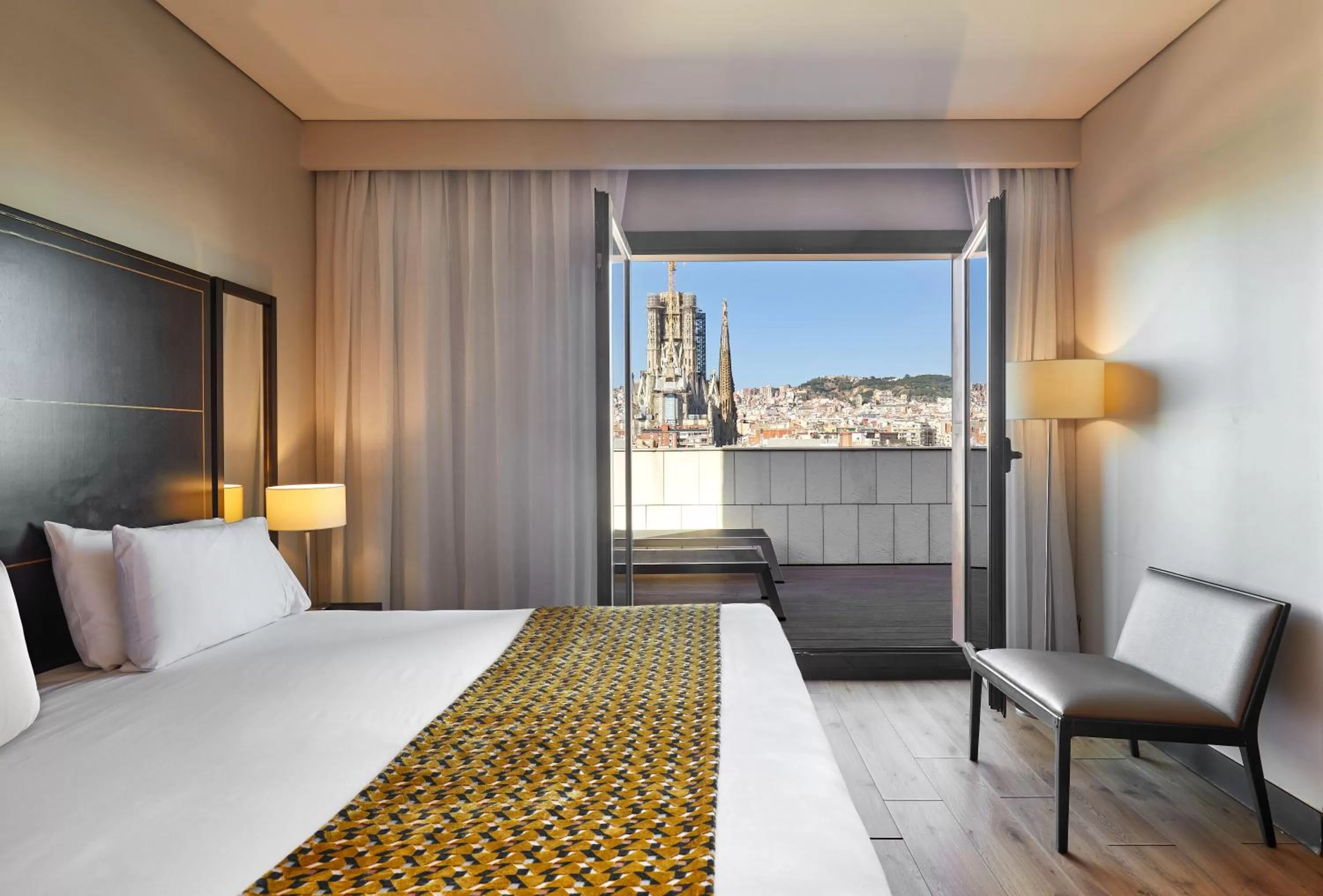 Property building, Bed in Eurostars Monumental