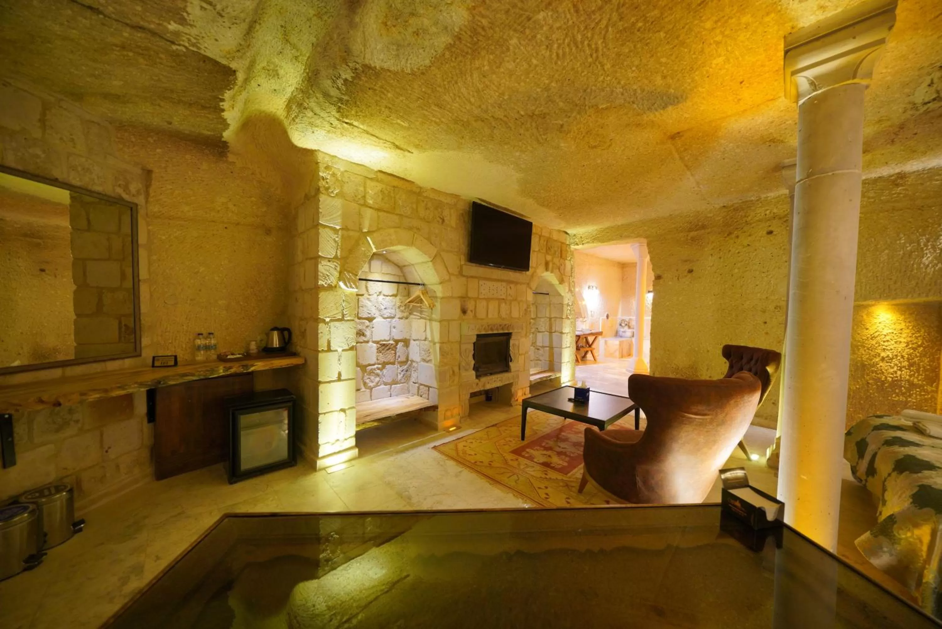 Communal lounge/ TV room in Shoestring Cave House