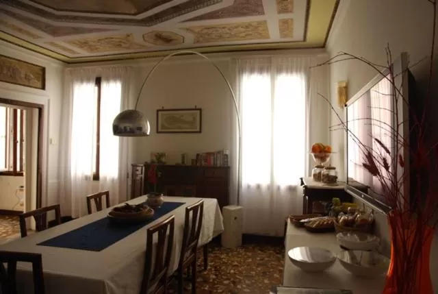 Breakfast in B&B Al Teatro with canal view