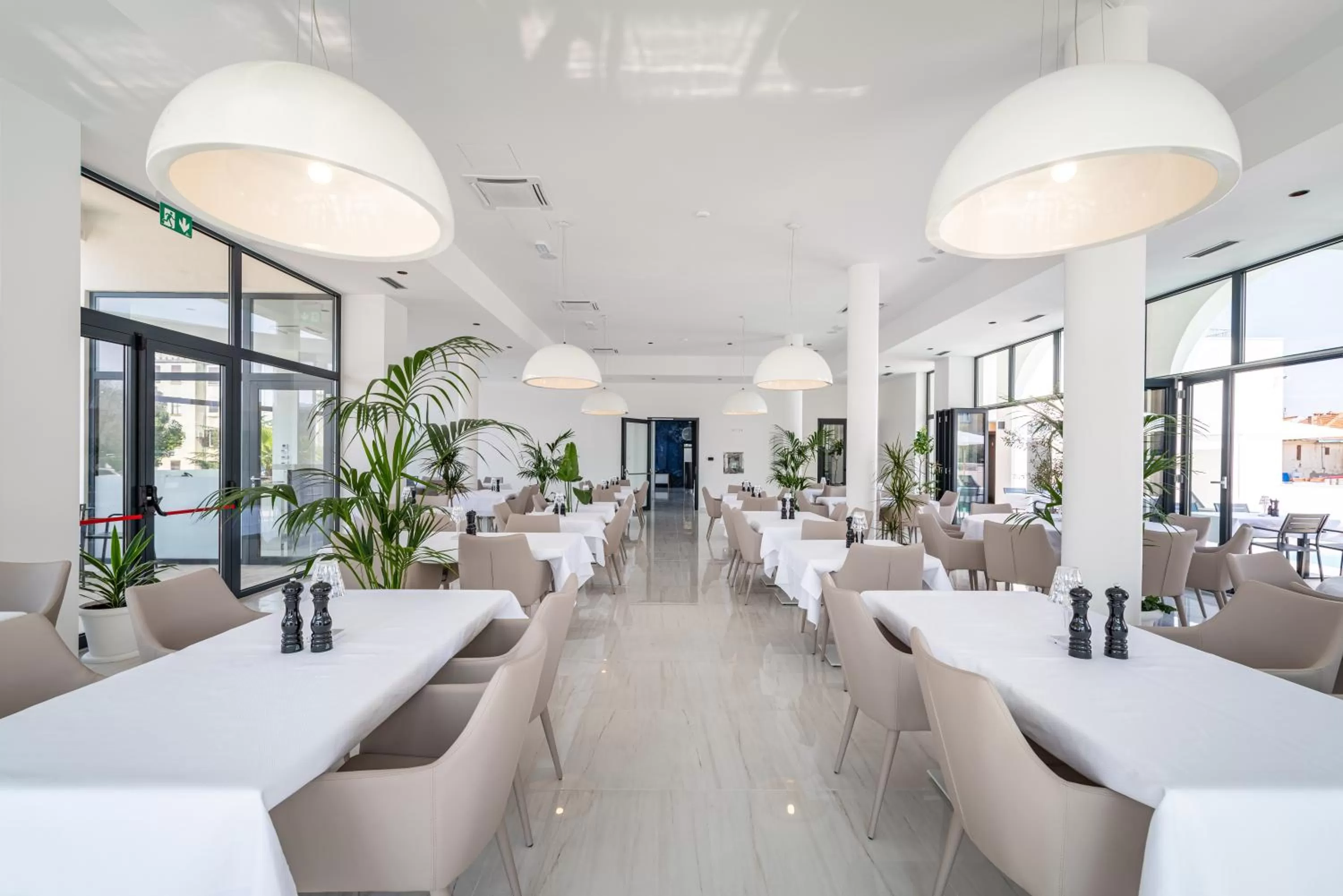 Restaurant/places to eat in Miramare Hotel