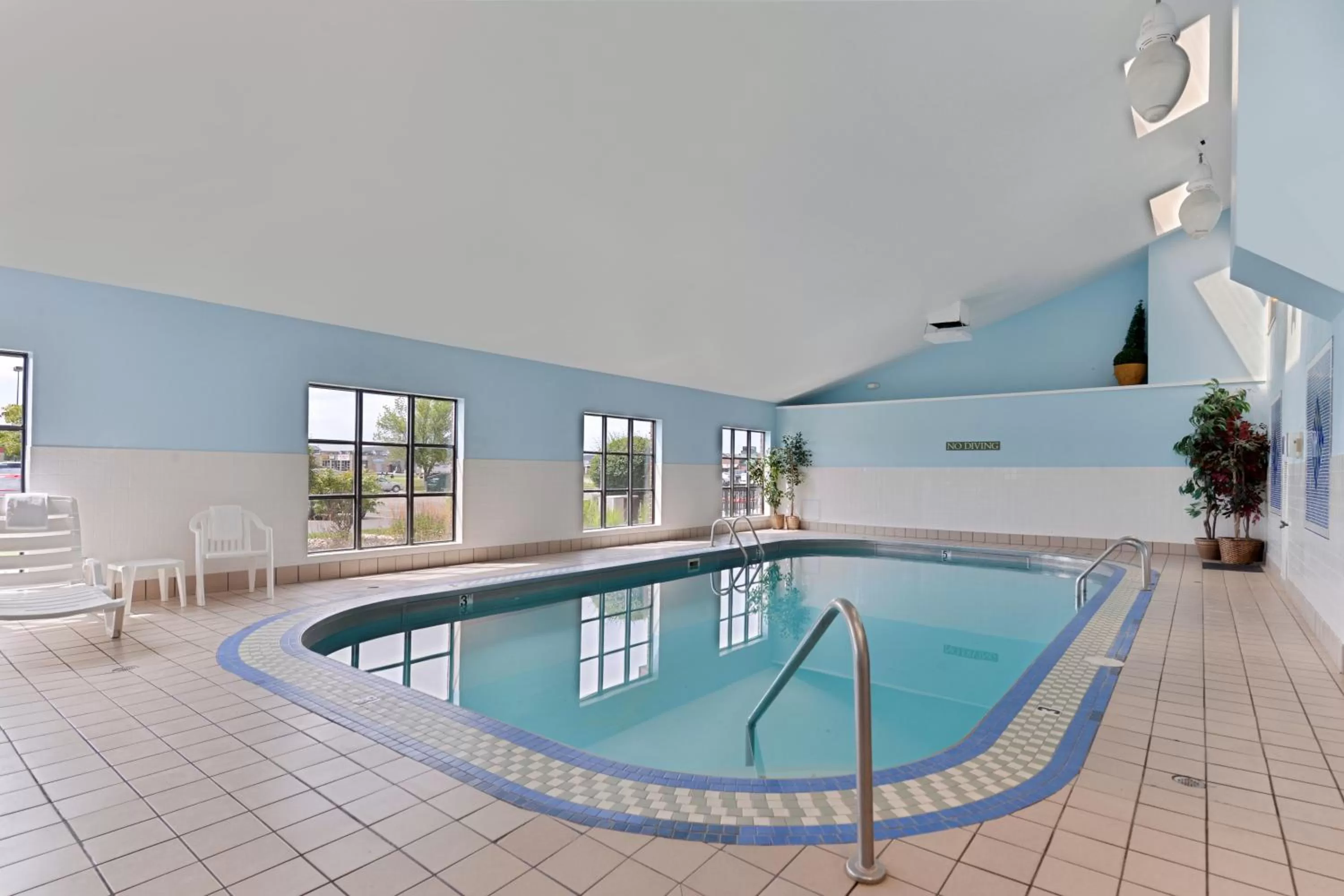 Swimming pool in Country Inn & Suites by Radisson, Fargo, ND