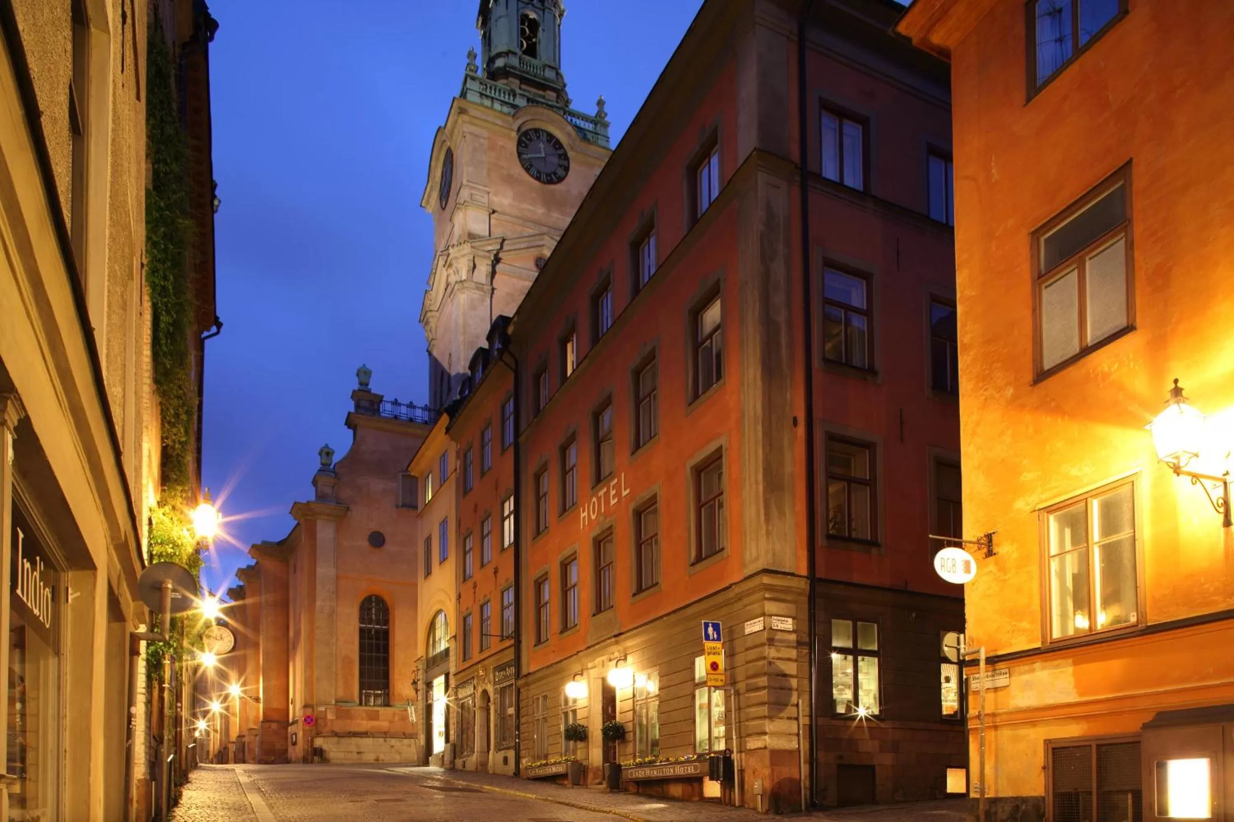 Facade/entrance in Lady Hamilton Apartments