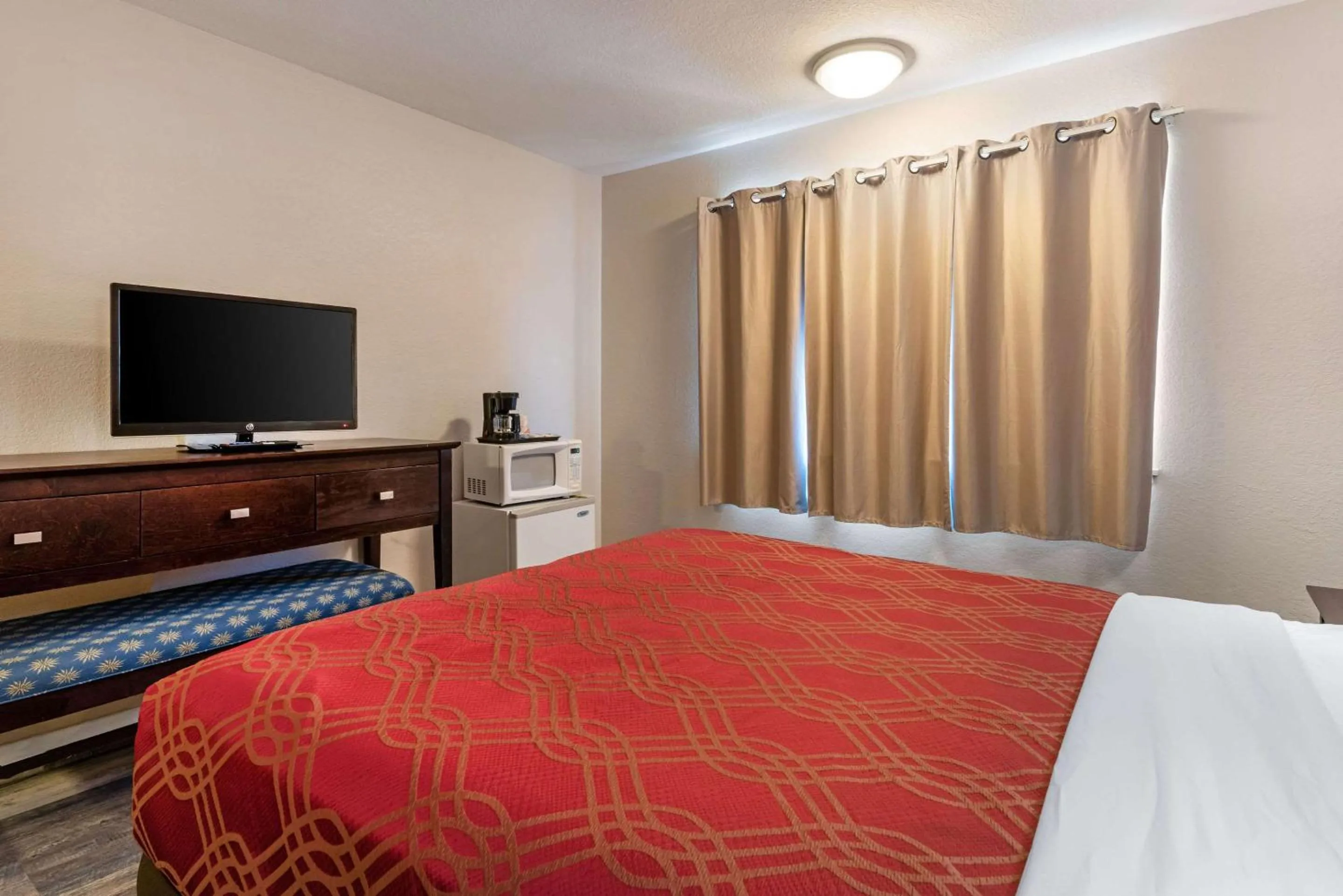 Photo of the whole room, Bed in Bay Breeze Inn