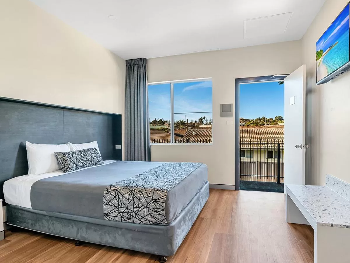 Balcony/Terrace, Bed in Surf Beach Motel Port